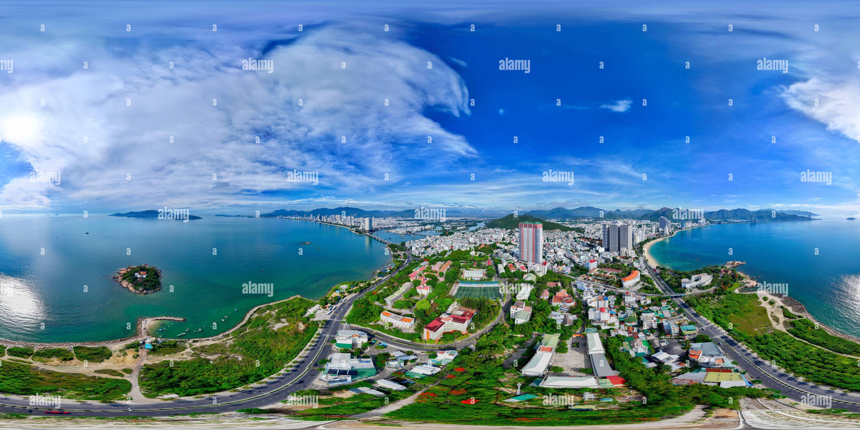 360 Grad Panorama Ansicht von 360-Grad-Panorama: : Fantastischer Blick aus der Luft auf Nha Trang City, Vietnam.