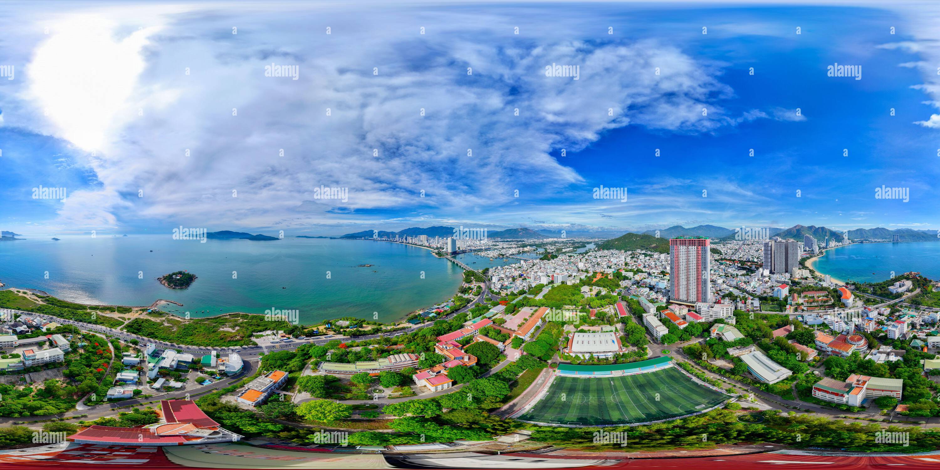 360 Grad Panorama Ansicht von Fantastischer Blick aus der Luft auf die Tran Phu Straße in Nha Trang, Vietnam. Drohne fliegt über das Meer mit Blick auf das Stadtzentrum.