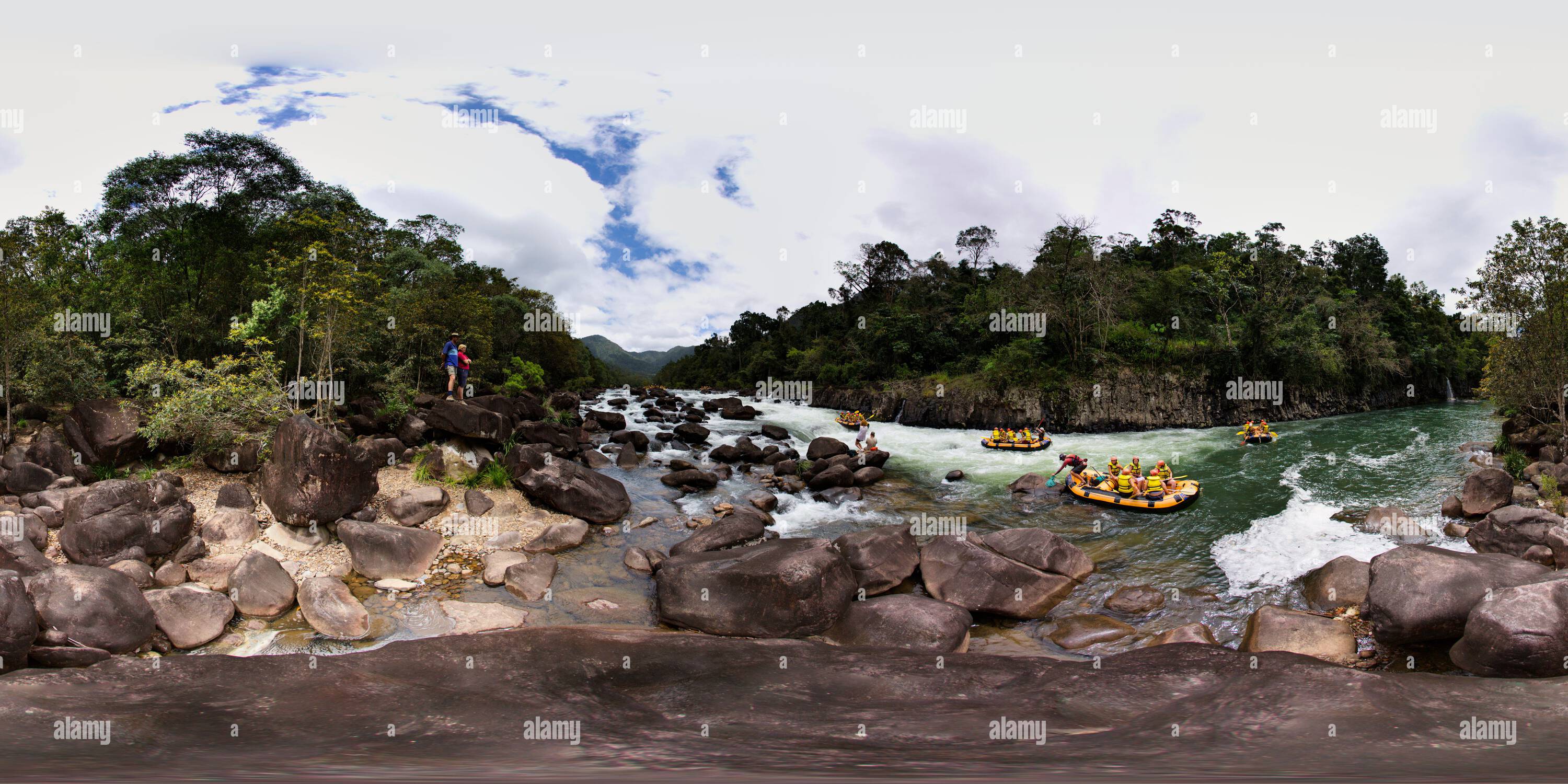 360 Grad Panorama Ansicht von Das 360°-Panorama einer Gruppe von Menschen genießt ein aufregendes Wildwasser-Rafting-Erlebnis auf dem Tully River in Queensland, Australien.