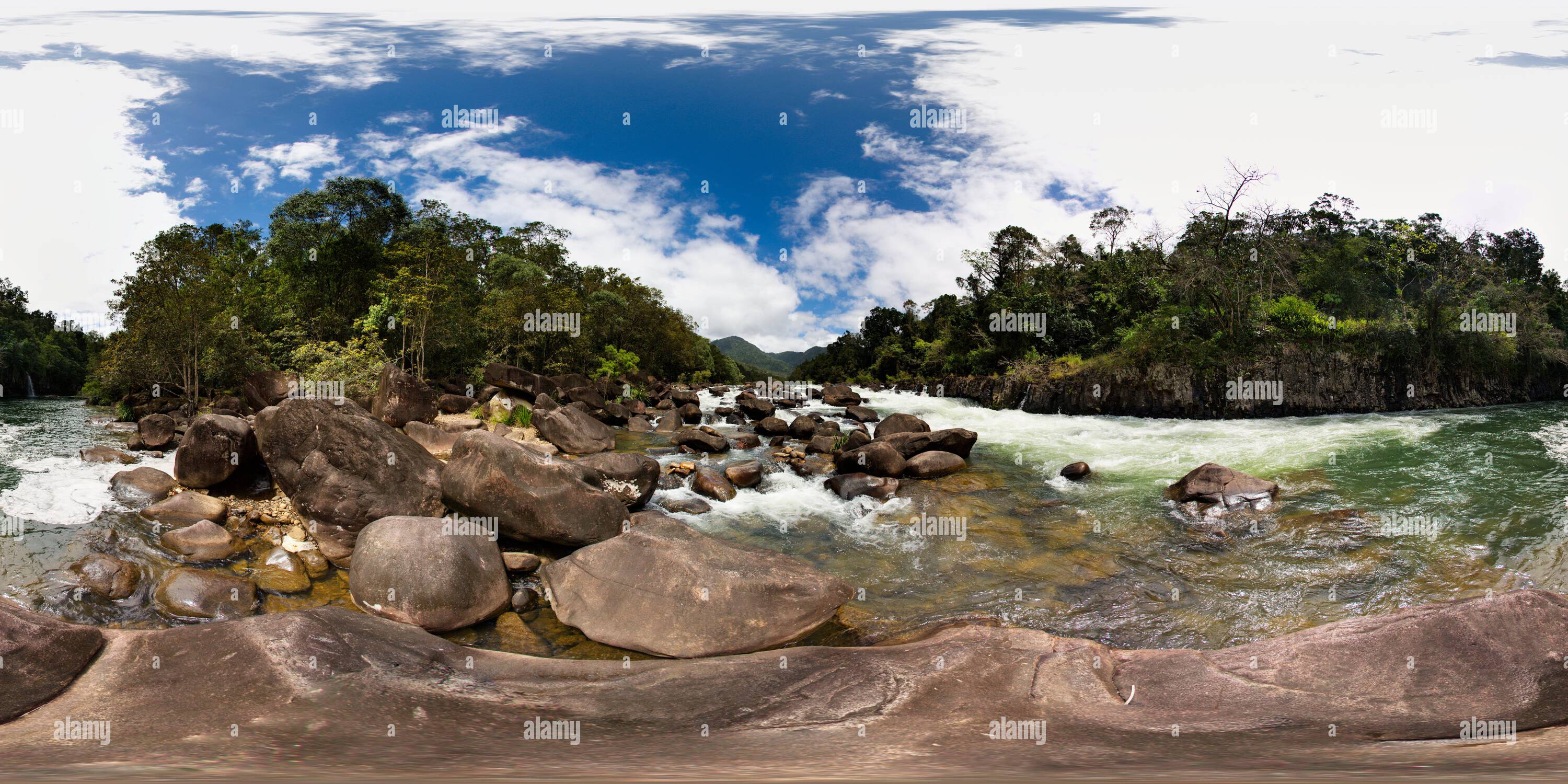 360 Grad Panorama Ansicht von 360°-Panorama des Tully River in Queensland, Australien. Der Fluss ist von üppigem Grün und Felsformationen umgeben, was eine malerische Szene schafft