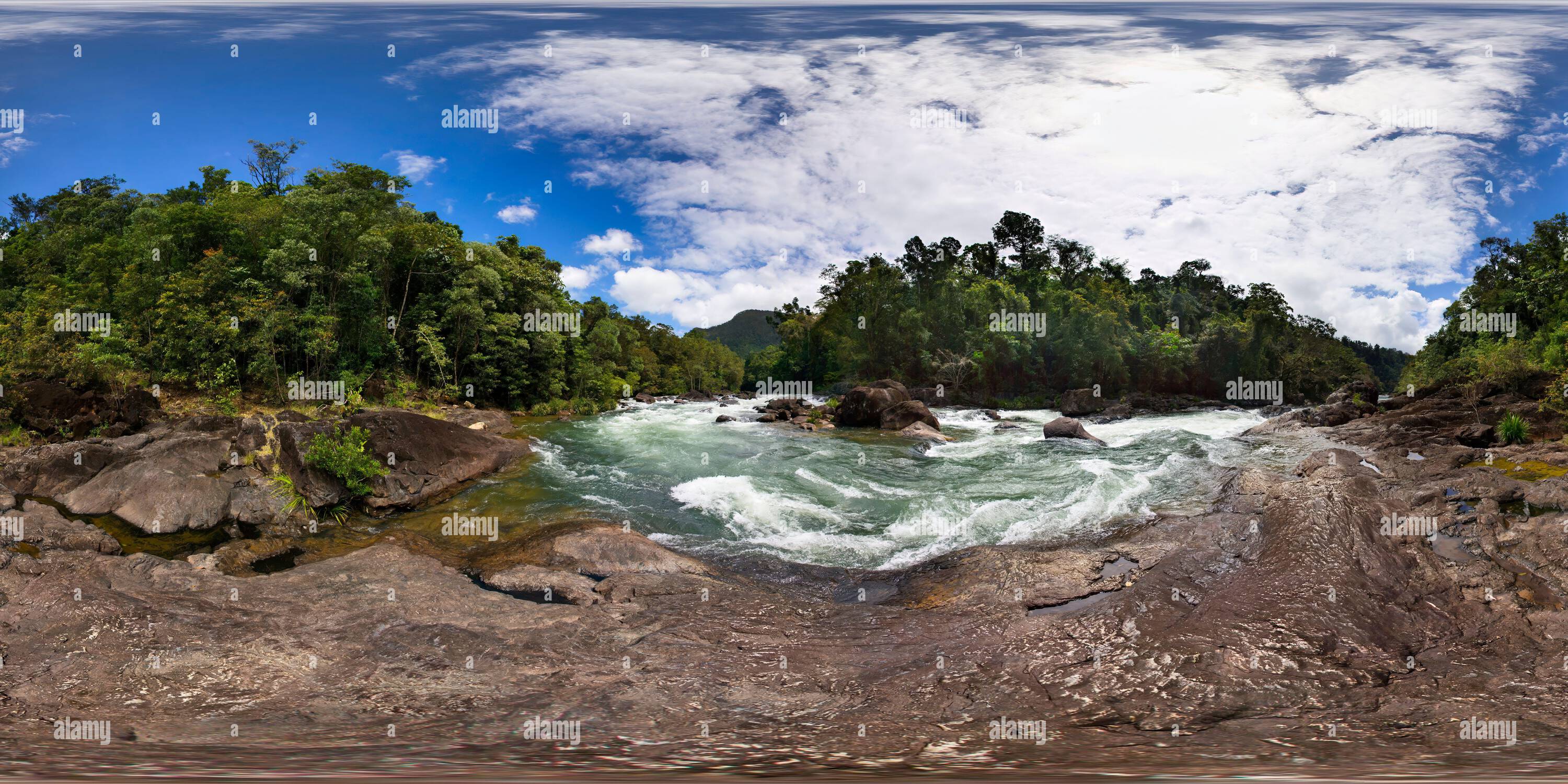 360 Grad Panorama Ansicht von 360°-Panorama des Tully River in Queensland, Australien. Der Fluss ist von üppigem Grün und Felsformationen umgeben, was eine malerische Szene schafft