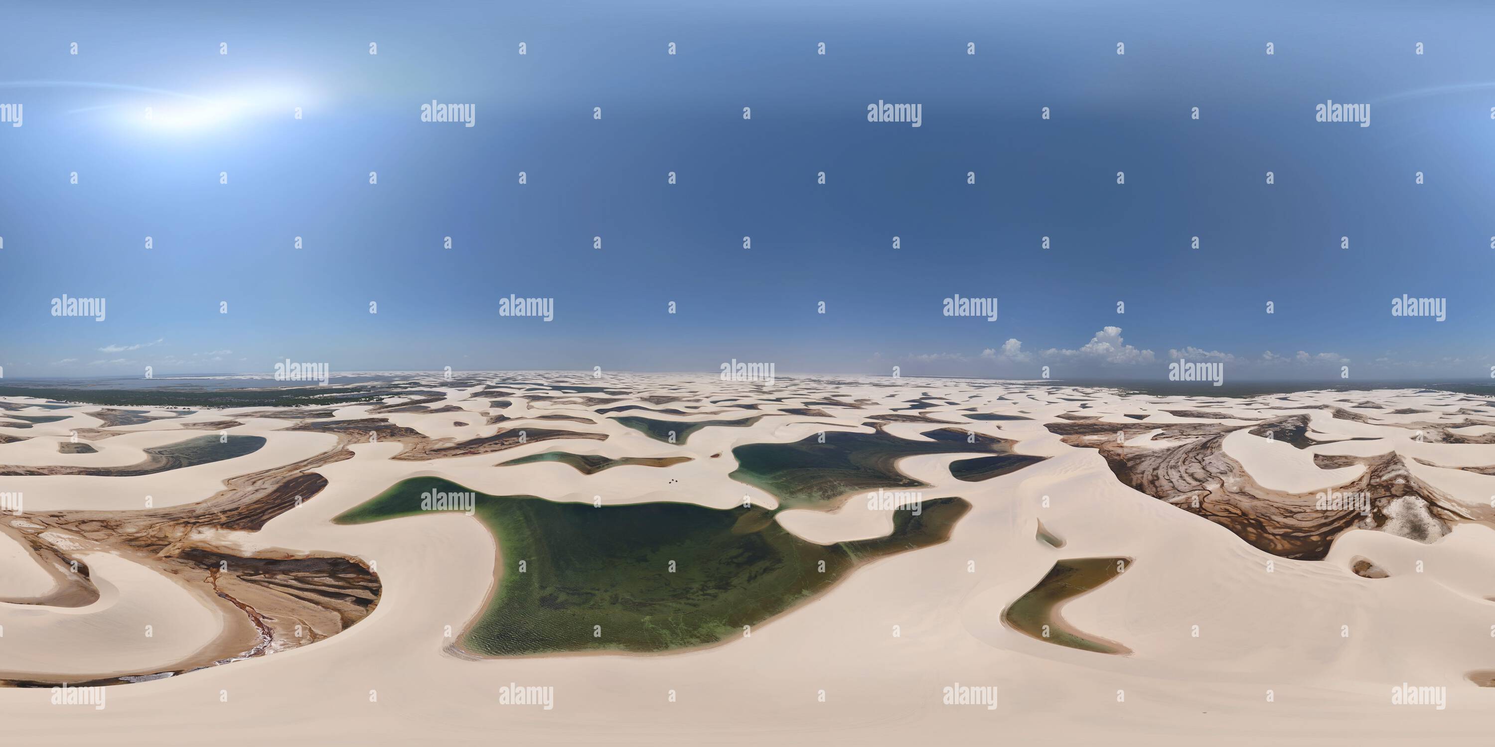 360 Grad Panorama Ansicht von 360 Luftaufnahme mit Drohne von vielen Seen im Nationalpark Lençóis Maranhenses, voller Sanddünen. Das Foto wurde mittags ohne Wolken in Mara aufgenommen