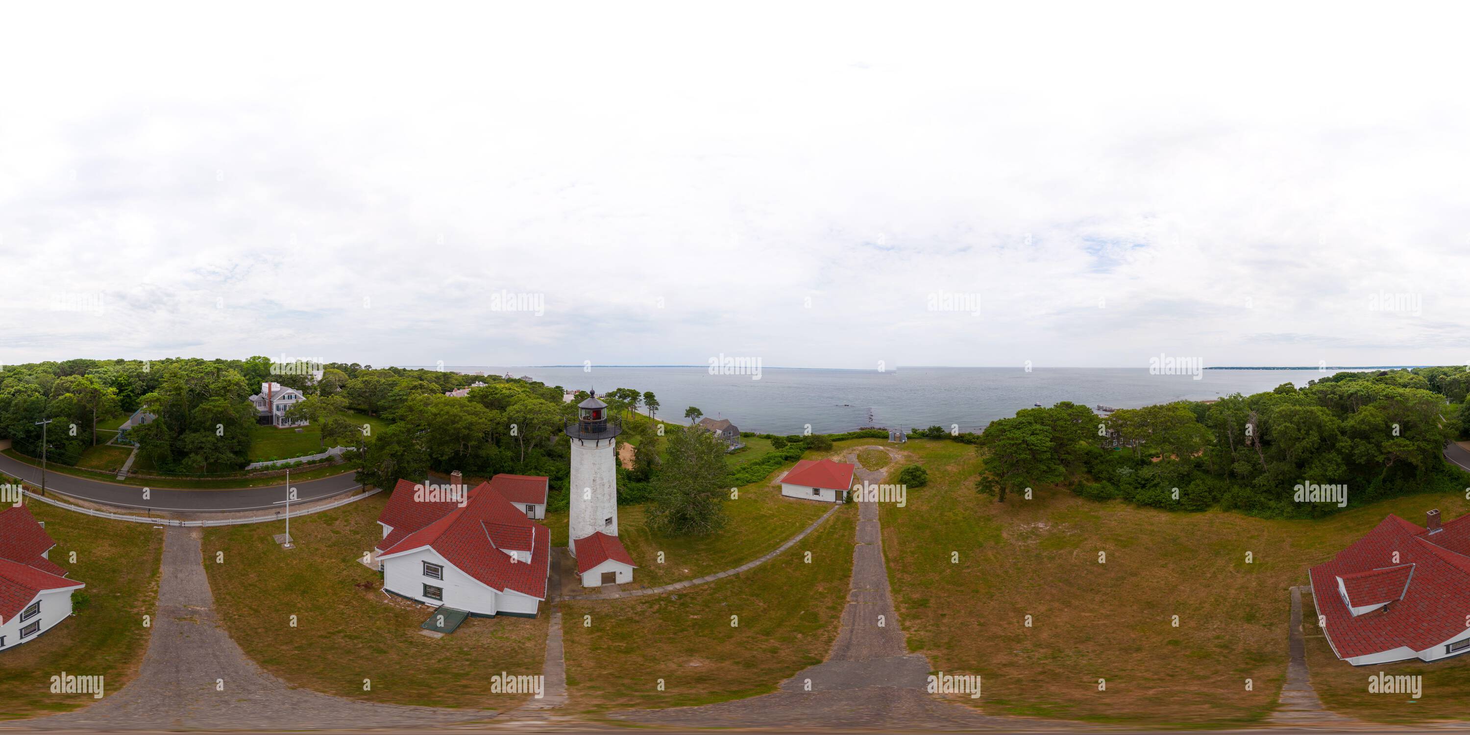 360 Grad Panorama Ansicht von West Chop Lighthouse, Marthas Vineyard. Drohnenfoto der 360. Luftaufnahme. VR Äquirechteckiger sphärischer pov