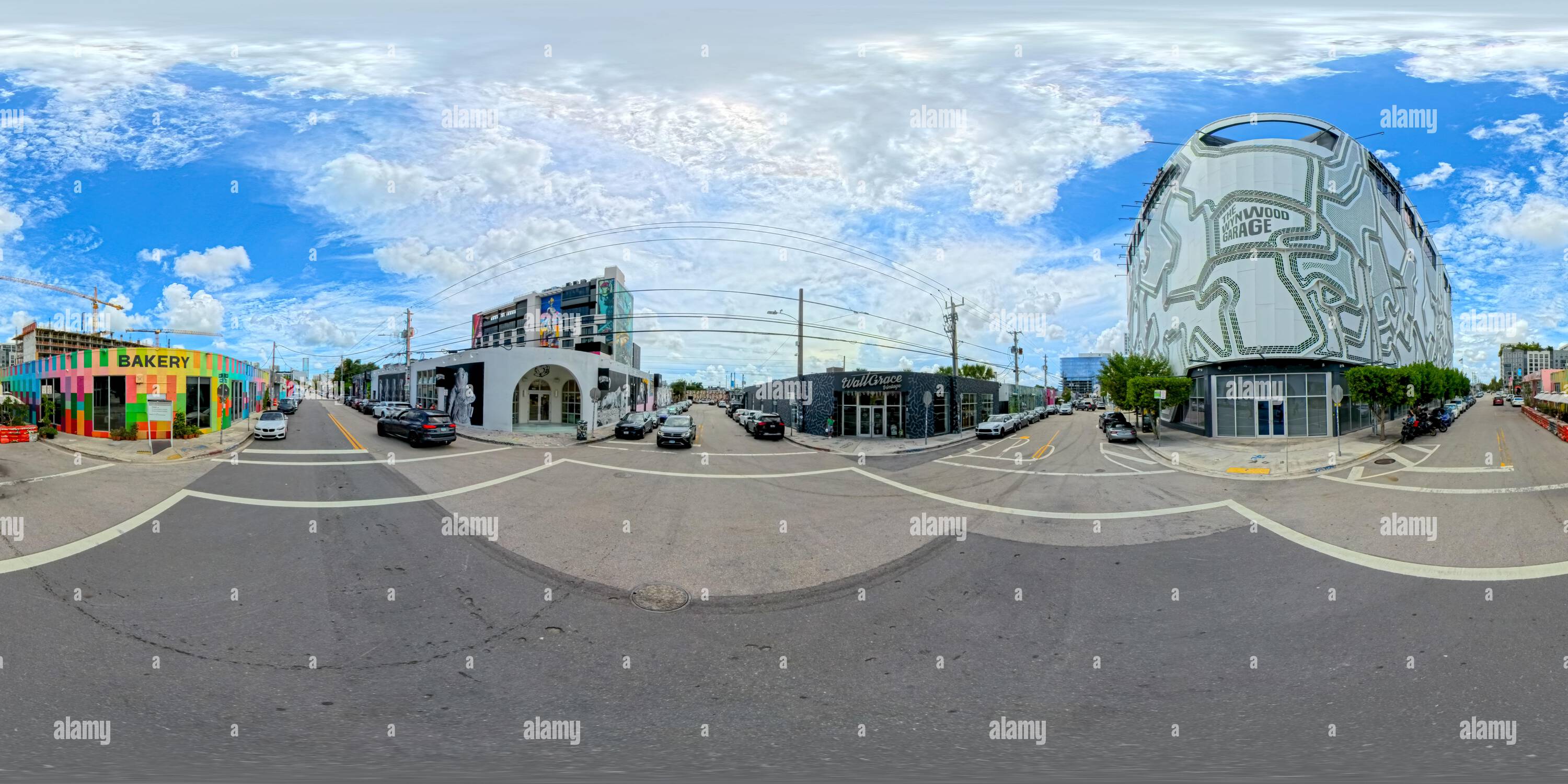 360 Grad Panorama Ansicht von Miami, FL, USA – 25. August 2024: Wynwood Parkgarage und Straßenszene mit einer 360 Kamera