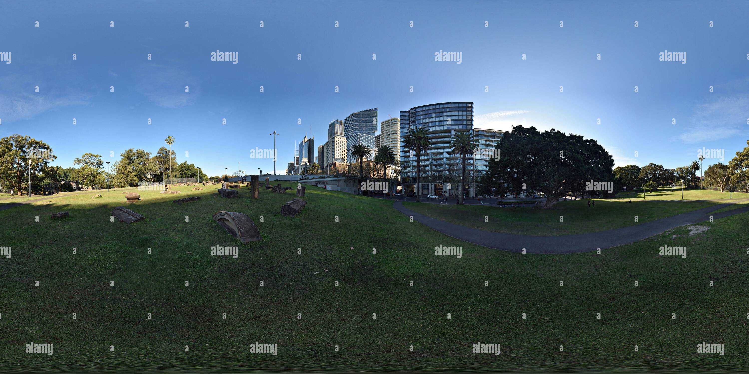 360 Grad Panorama Ansicht von Memory is Creation Without End, Sandstone Reliquien und Sydney City Skyline, Tarpeian Way Park & Macquarie Street