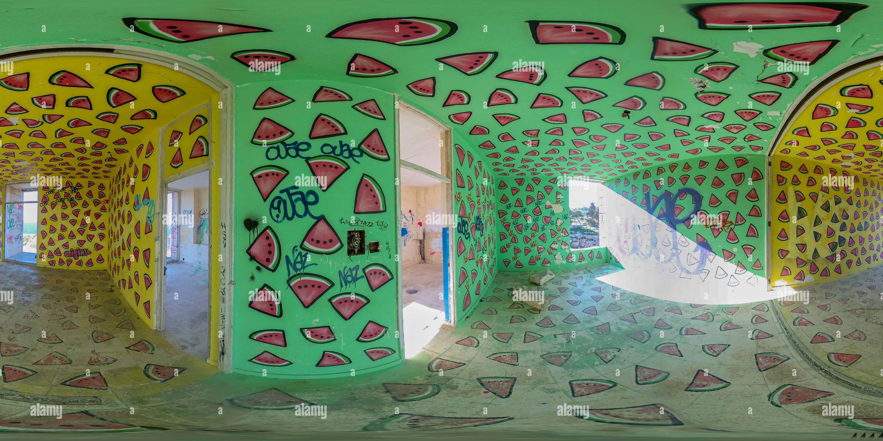 360 Grad Panorama Ansicht von Verlassenes Watermelon Graffiti House, White Rocks, Malta.