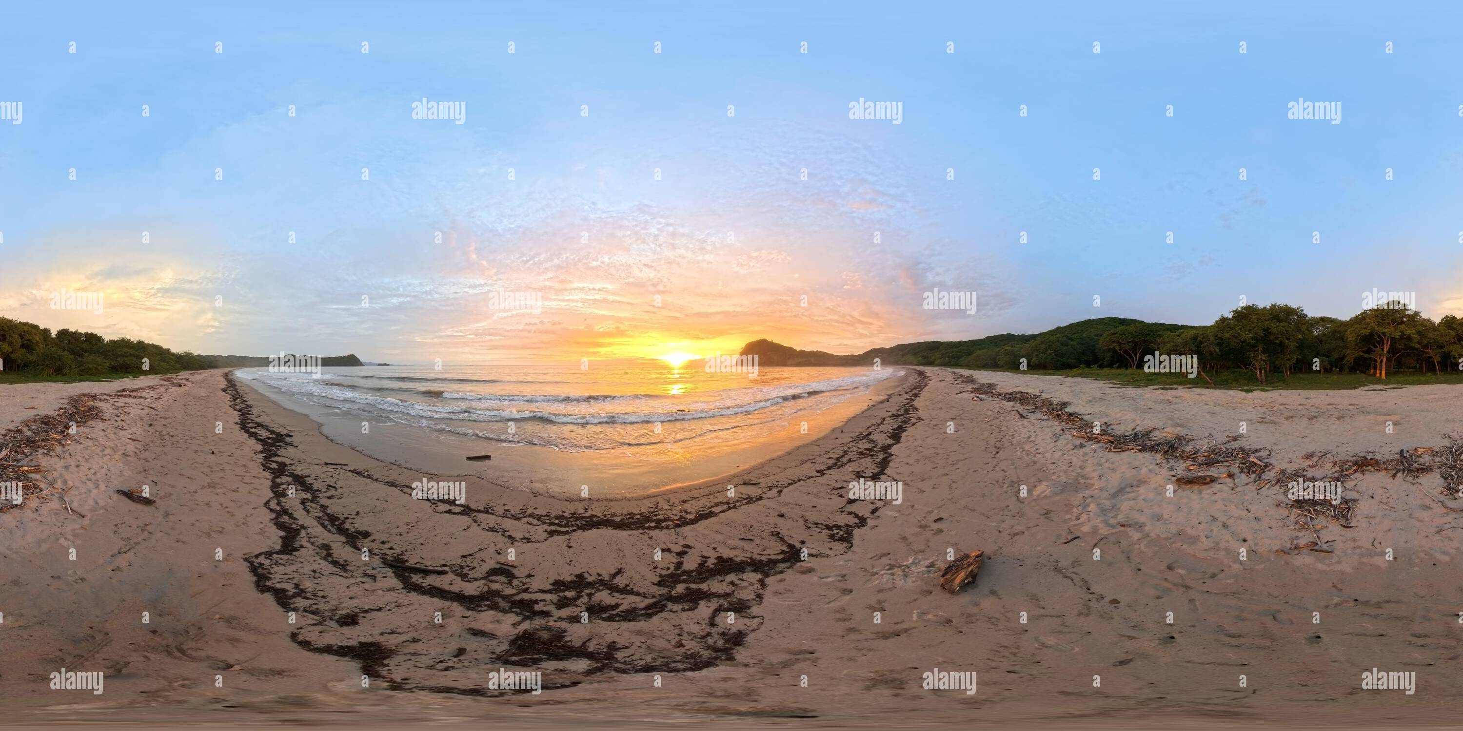 360 Grad Panorama Ansicht von 360 VR Panorama des pazifischen Ozeans Strand la Flor in Nicaragua bei Sonnenuntergang rosa Farben
