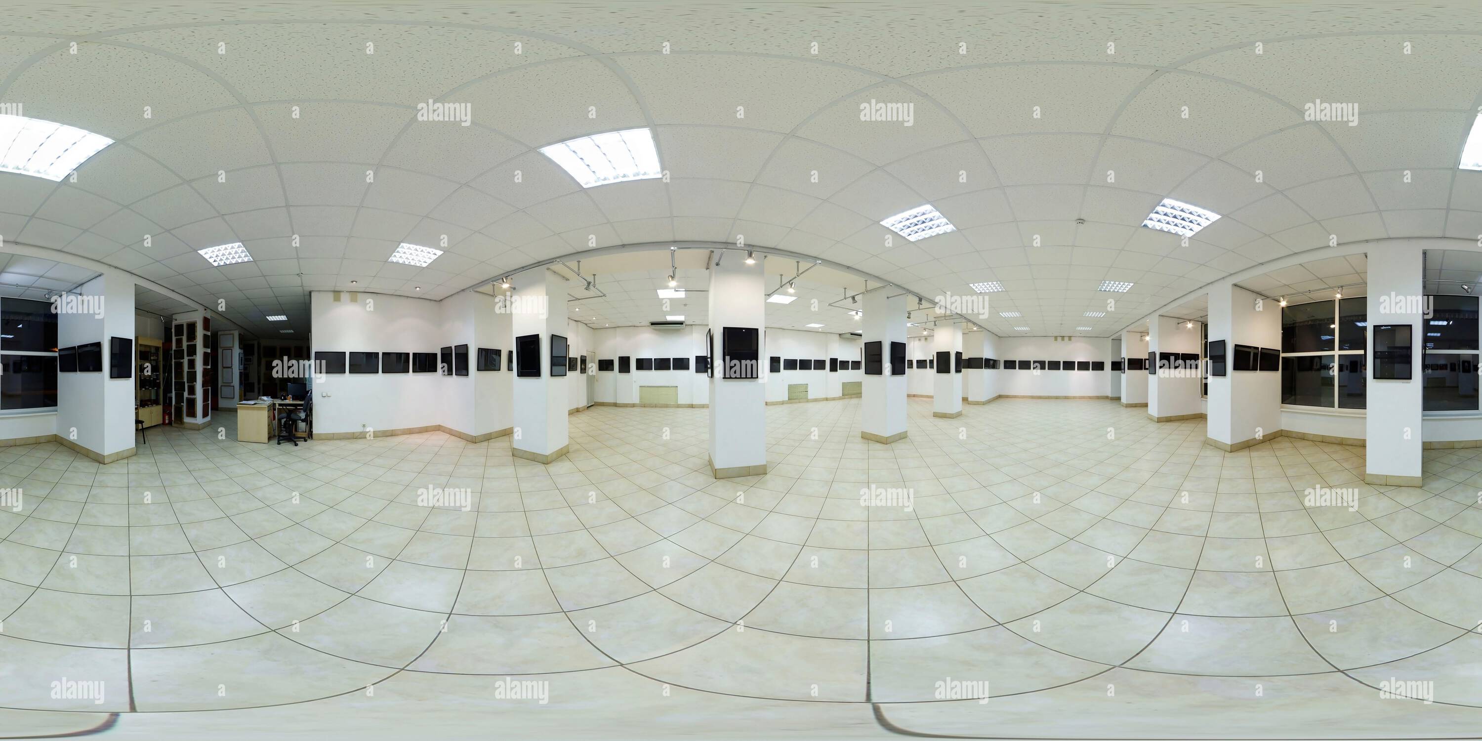 360 Grad Panorama Ansicht von 360 Panorama im Saalraum der Ausstellungsgalerie mit leeren Rahmen für Gemälde in gleicheckiger, nahtloser sphärischer Projektion. Kann verwendet werden, um V