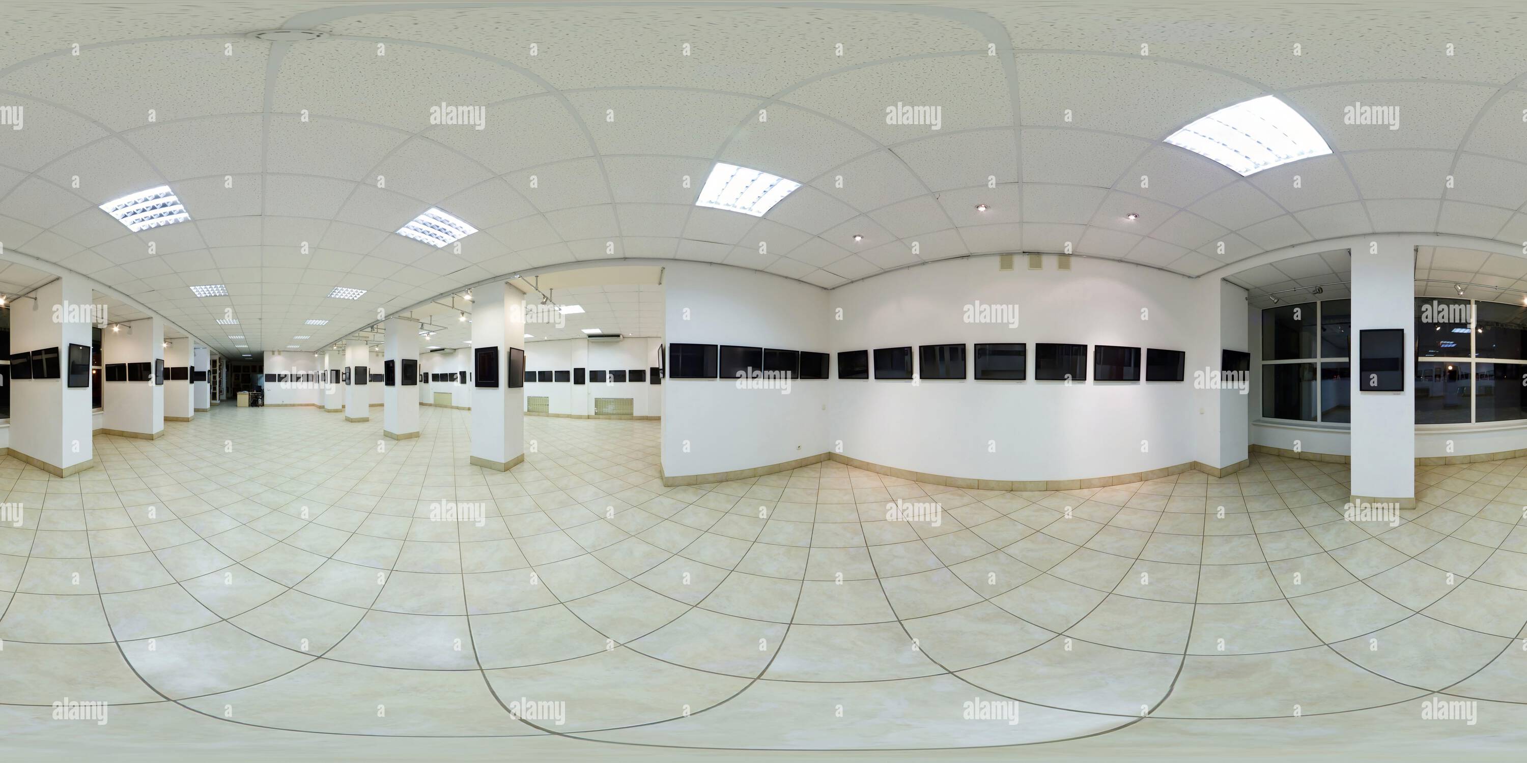 360 Grad Panorama Ansicht von 360 Panorama im Saalraum der Ausstellungsgalerie mit leeren Rahmen für Gemälde in gleicheckiger, nahtloser sphärischer Projektion. Kann verwendet werden, um V