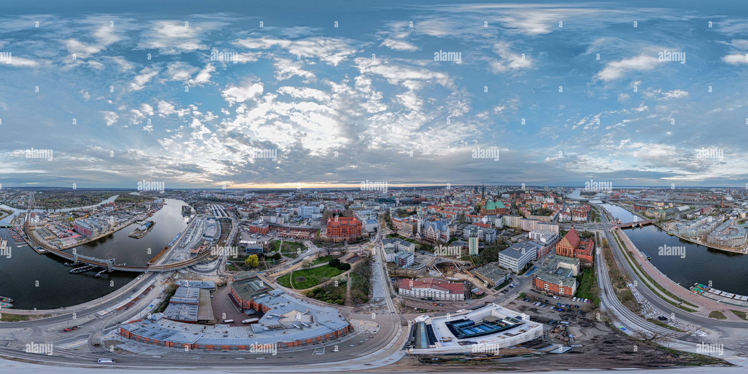 360 Grad Panorama Ansicht von Sphärisches Panorama von 360 und Luftaufnahme des Bahnhofs, der festgefahrenen Schiffe an der oder und der burgenähnlichen Universität, Post und Shopping c