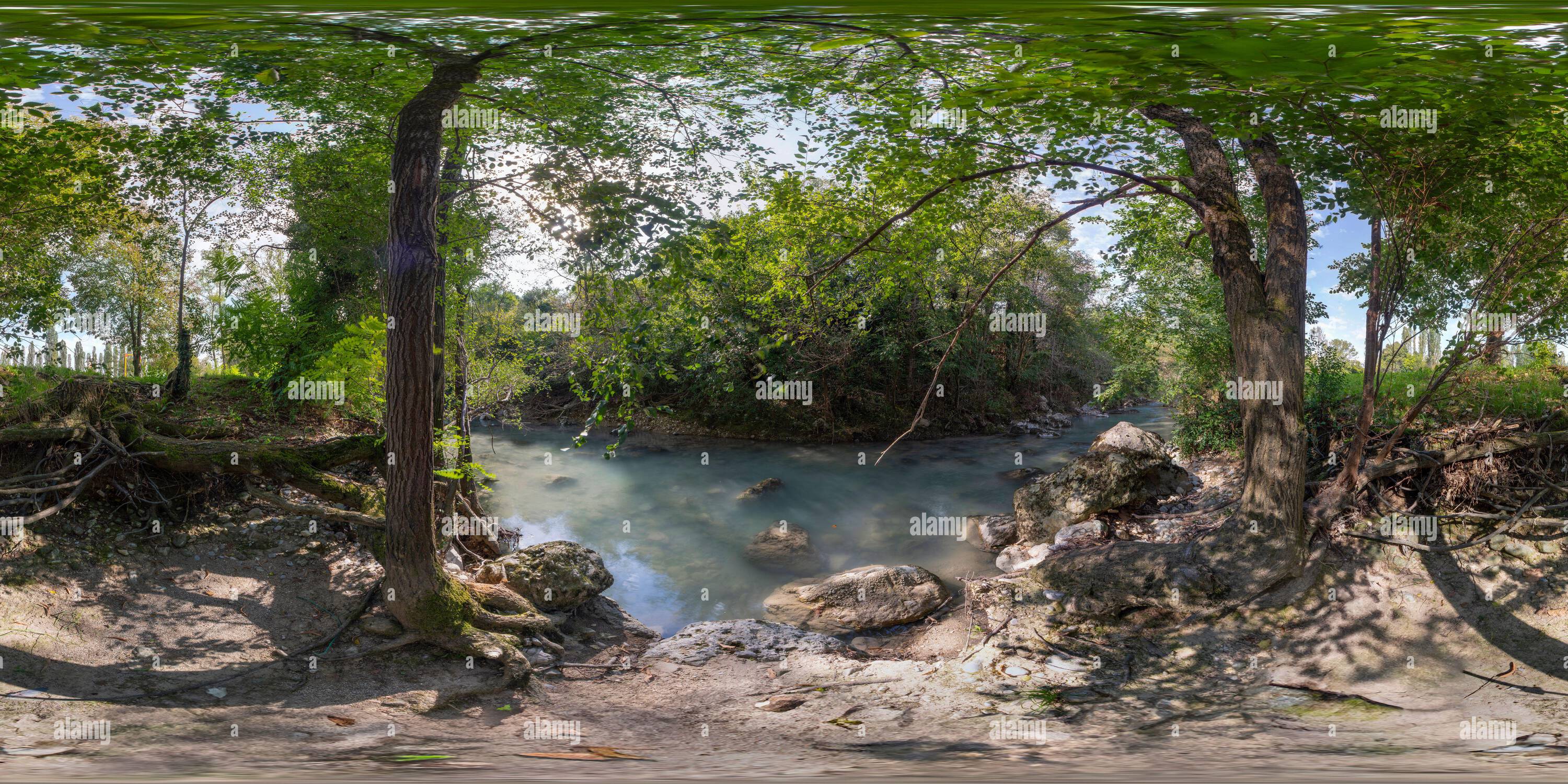 360 Grad Panorama Ansicht von 360 VR-Foto. Blick auf einen Bach im Grünen im Herbst