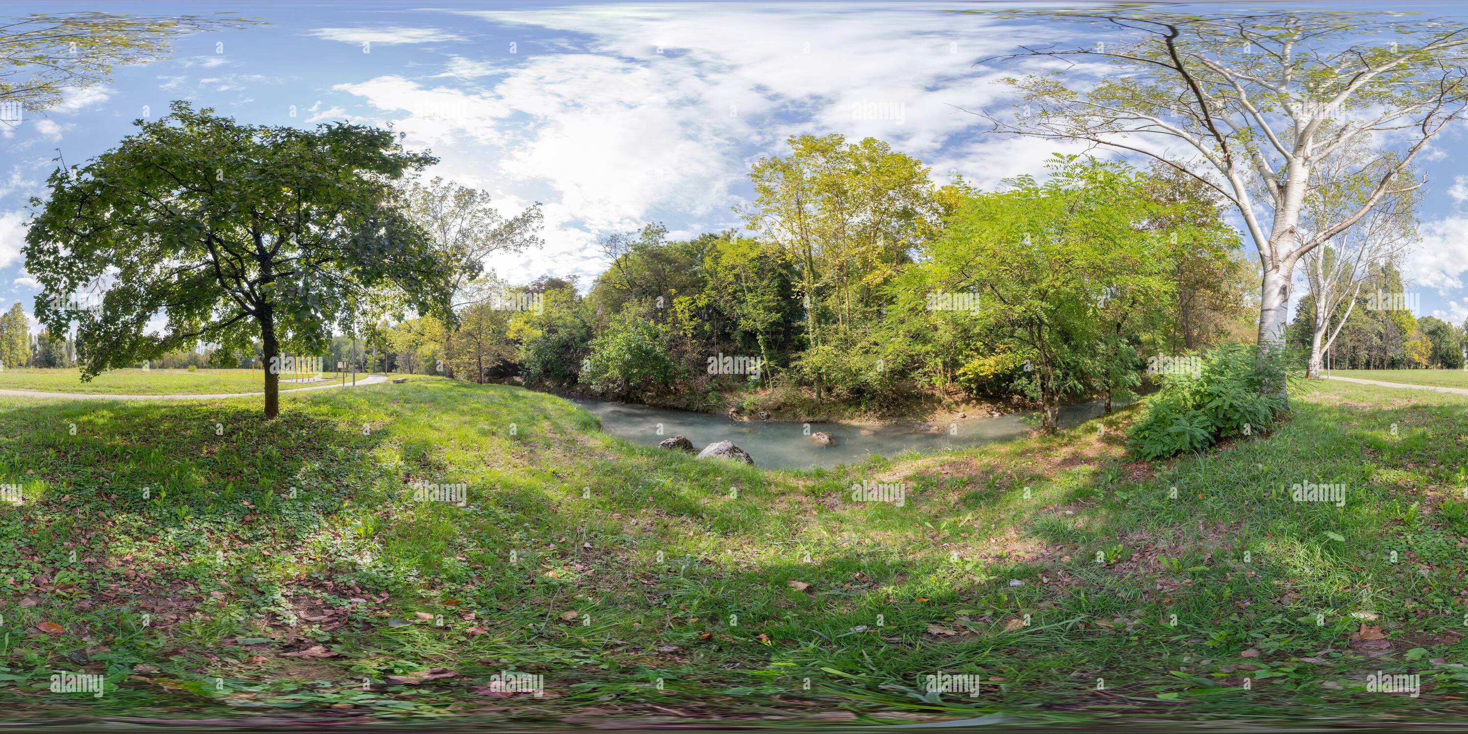 360 Grad Panorama Ansicht von 360 VR-Foto. Blick auf einen Bach im Grünen im Herbst