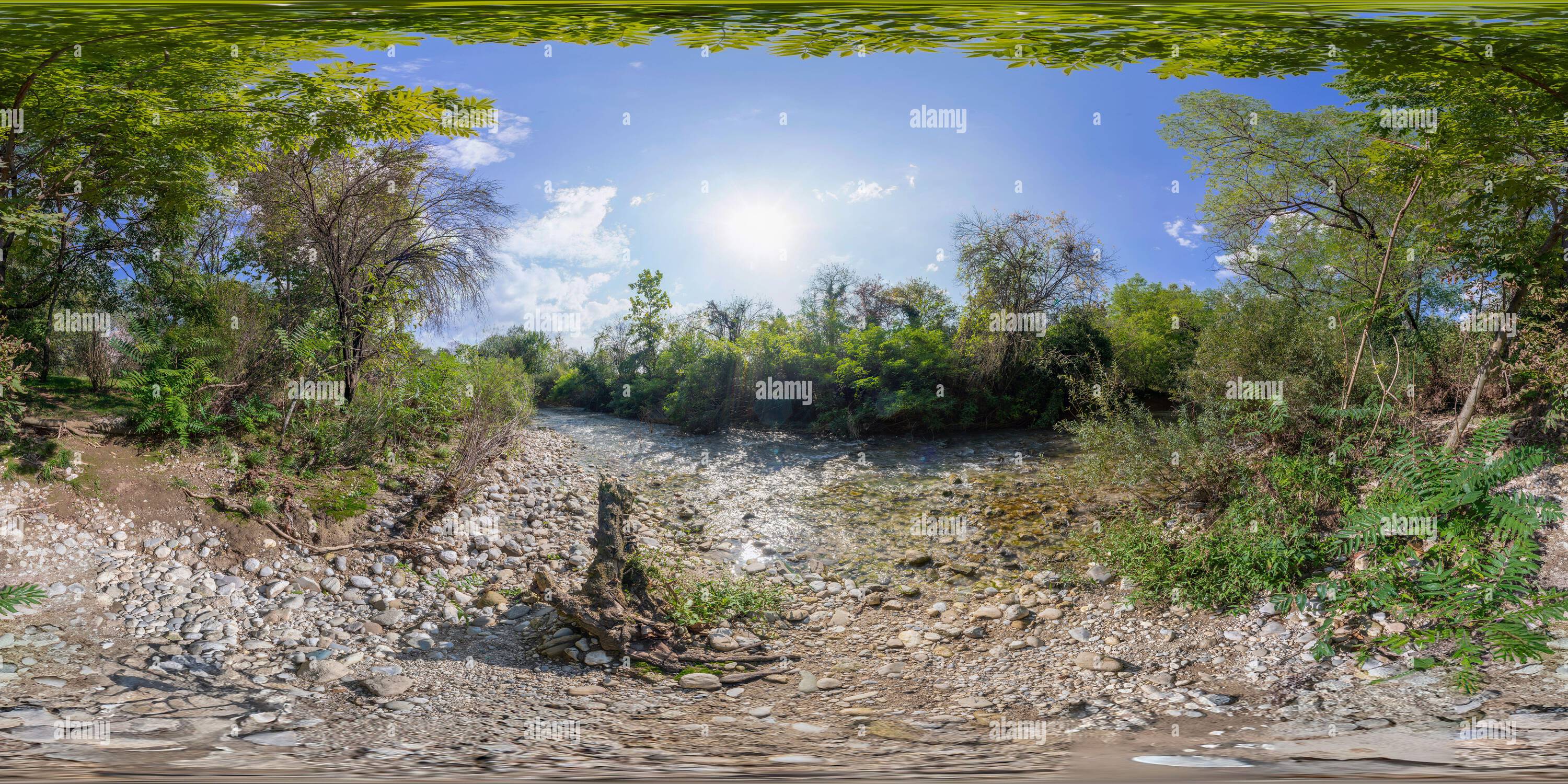 360 Grad Panorama Ansicht von 360 VR-Foto. Blick auf einen Bach im Grünen im Herbst