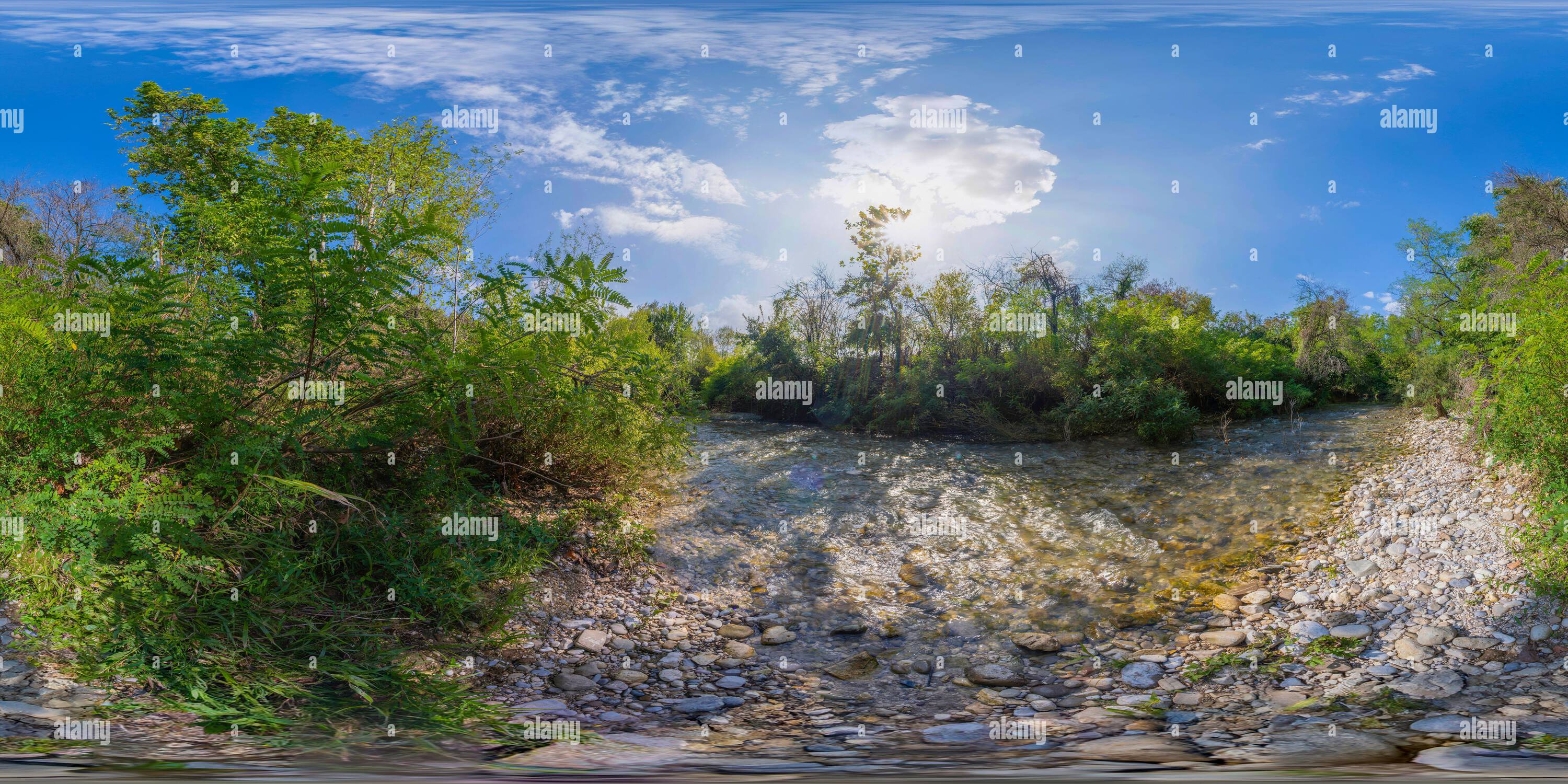 360 Grad Panorama Ansicht von 360 VR-Foto. Blick auf einen Bach im Grünen im Herbst