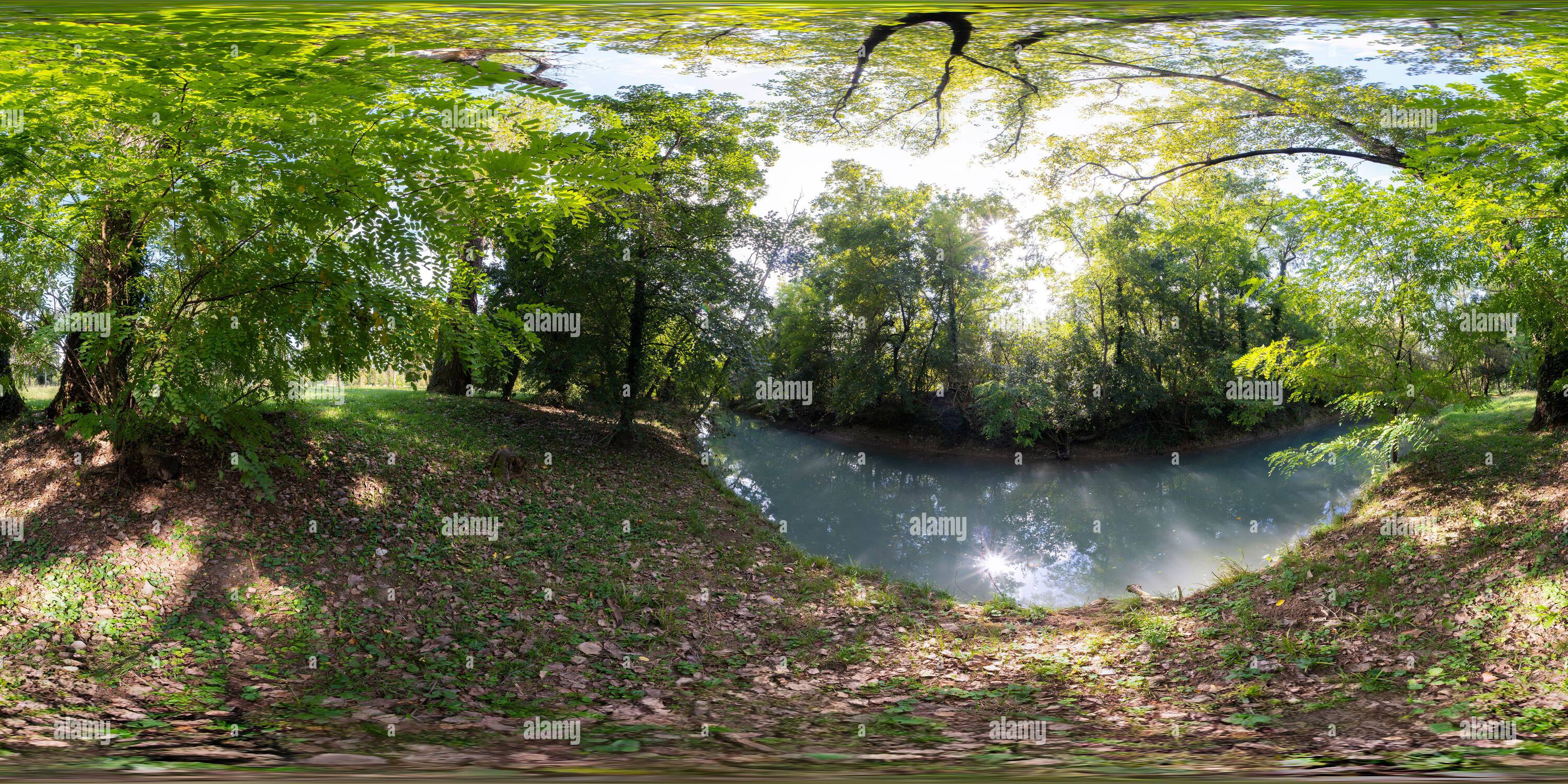 360 Grad Panorama Ansicht von 360 VR-Foto. Blick auf einen Bach im Grünen im Herbst