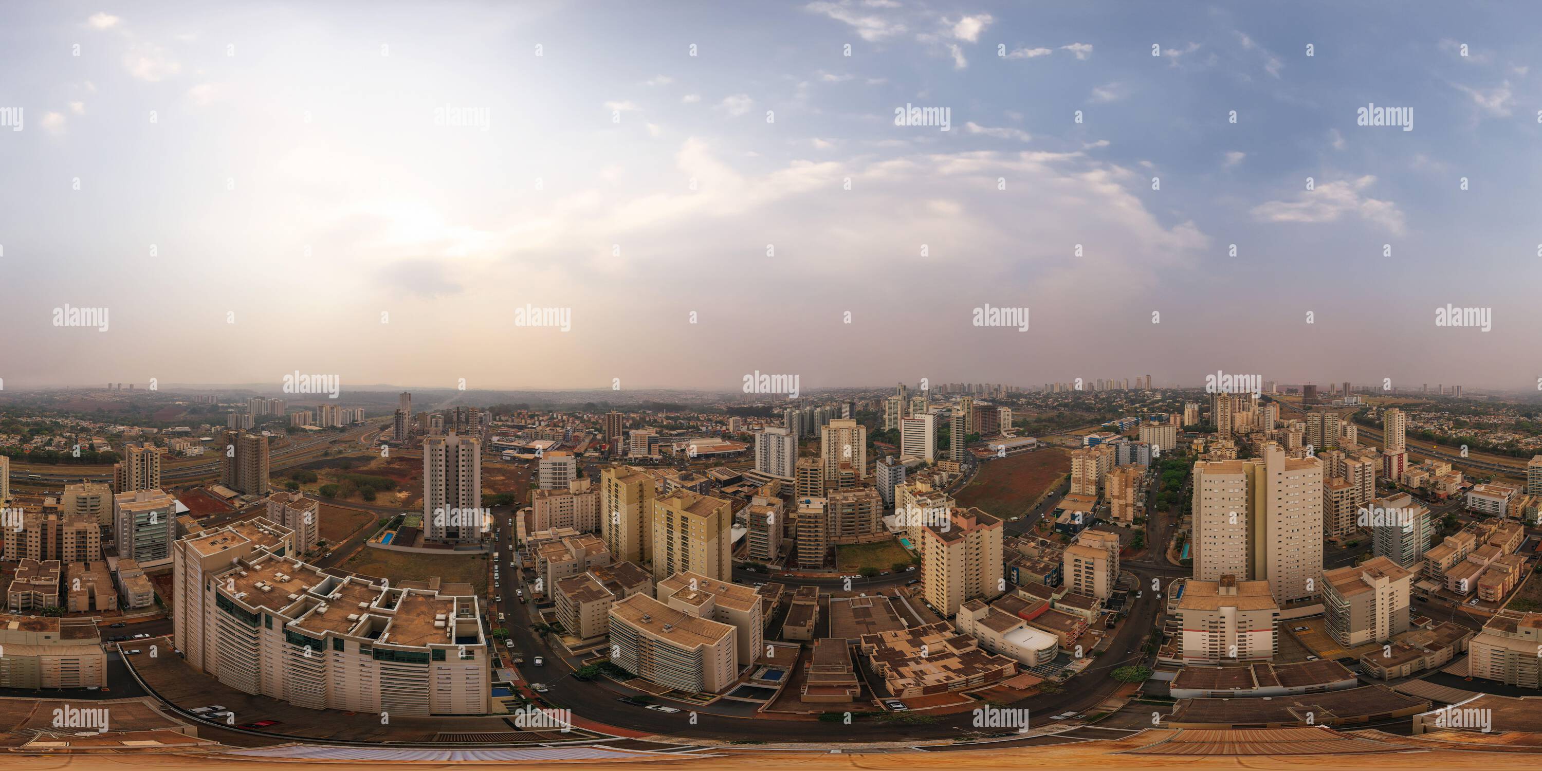 360 Grad Panorama Ansicht von 360-Grad-Blick auf die Stadt mit Rauch von der Südzone