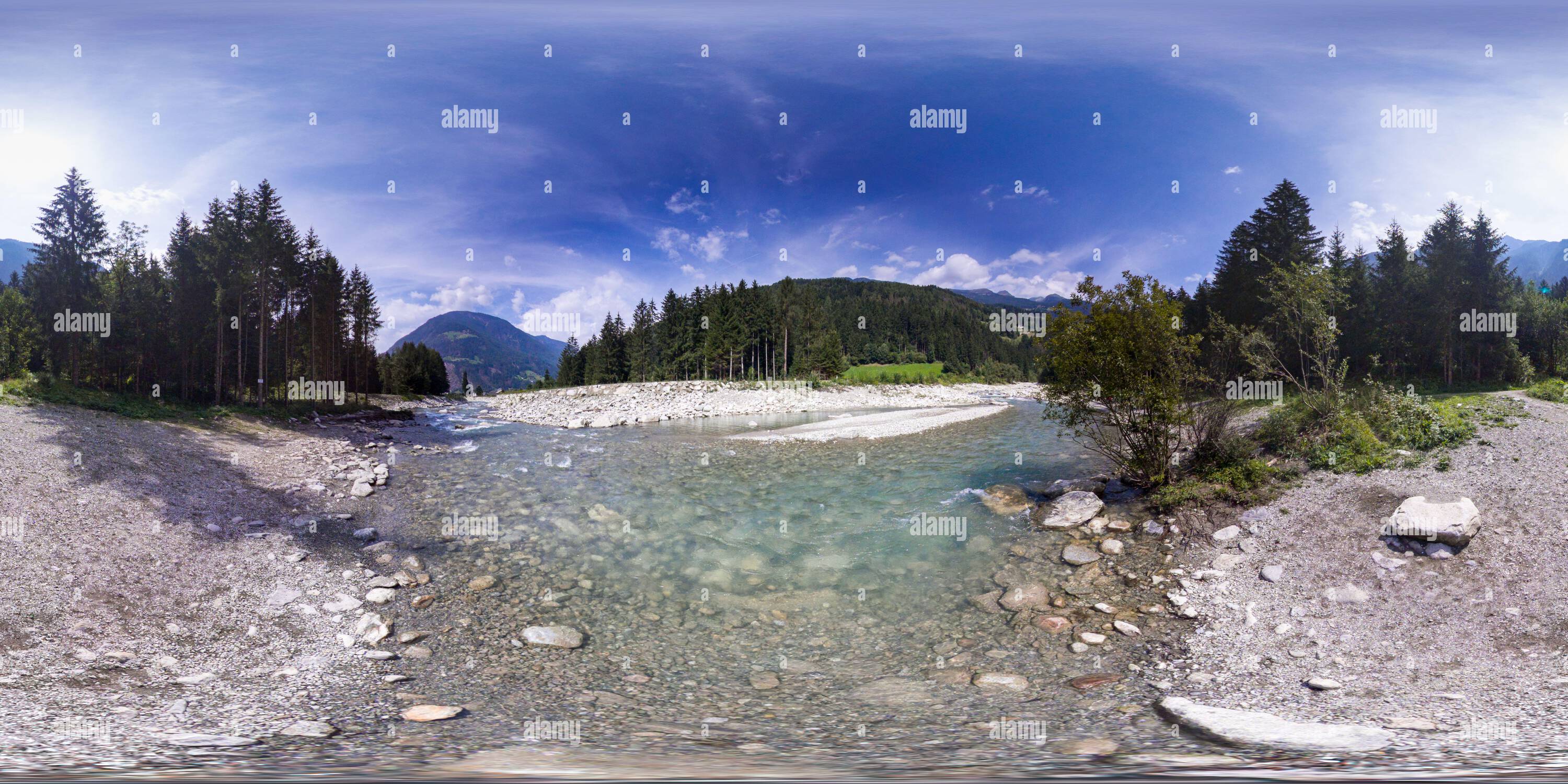 360 Grad Panorama Ansicht von Wandern in der Nähe der Wasserfälle Riva - Italien - 360-Grad-Foto