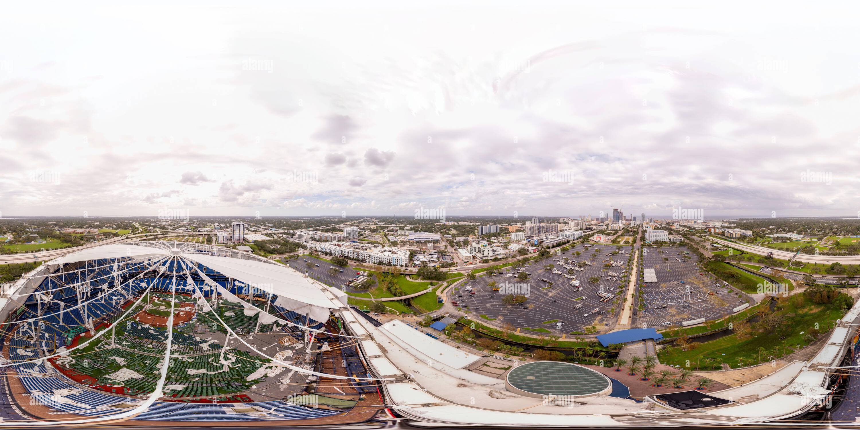 360 Grad Panorama Ansicht von St. Petersburg, FL, USA - 11. Oktober 2024: Luftbild 360, das von Hurrikan Milton abgerissen wurde