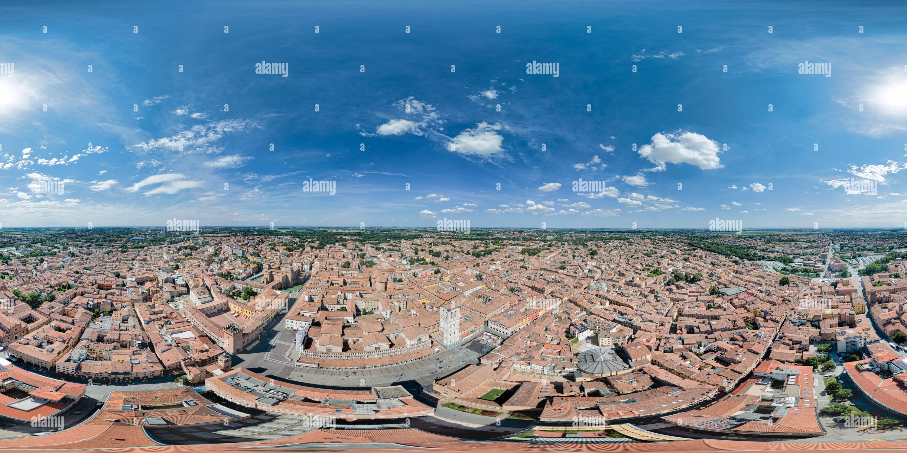 360 Grad Panorama Ansicht von Flächen 360 Grad nahtlose Panorama-Arten in der äquivalenten Projektion, Luftpanorama von Ferrara in Italien. Content VR