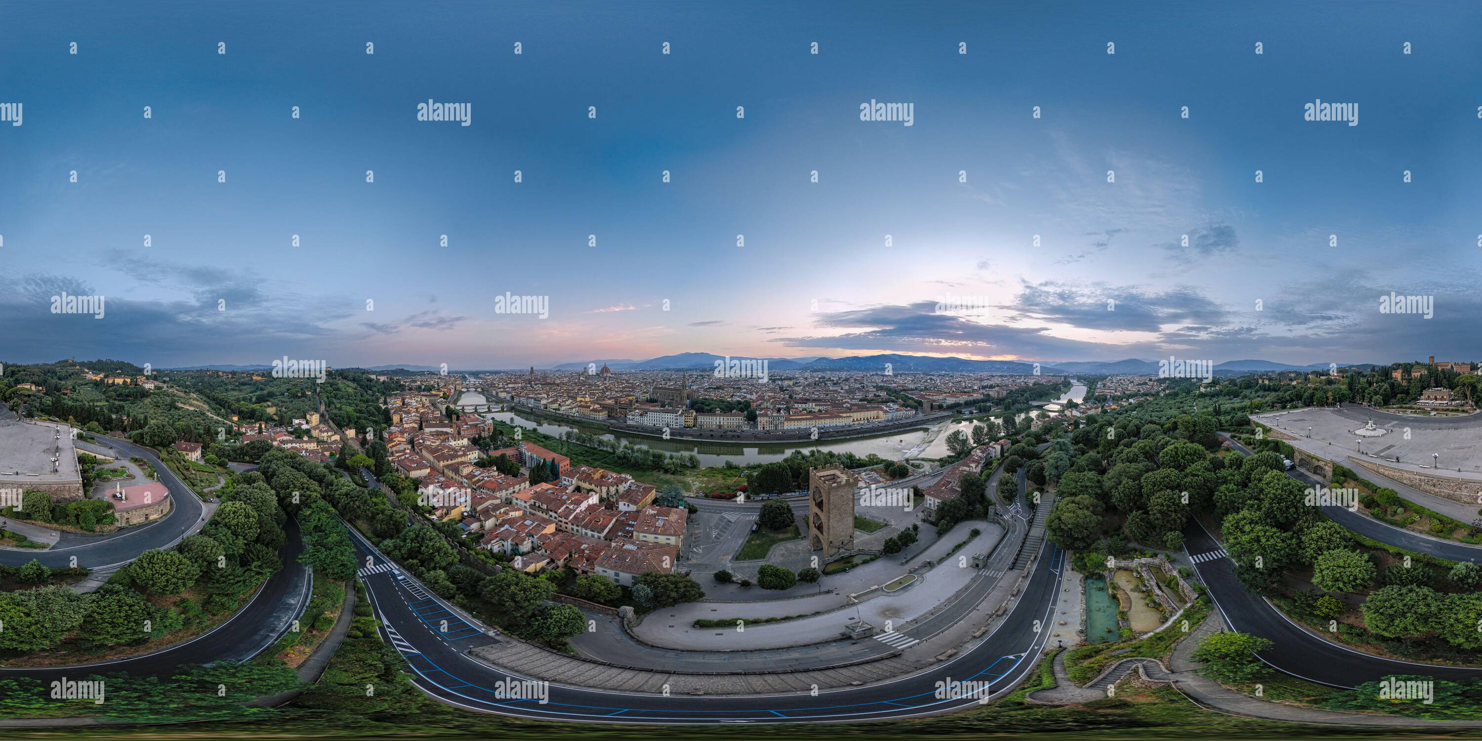 360 Grad Panorama Ansicht von Flächen 360 Grad nahtlose Panorama-Arten in der äquivalenten Projektion. Blick aus der Vogelperspektive auf den Fluss Arno und das alte Zentrum von Florenz von Piazzale aus