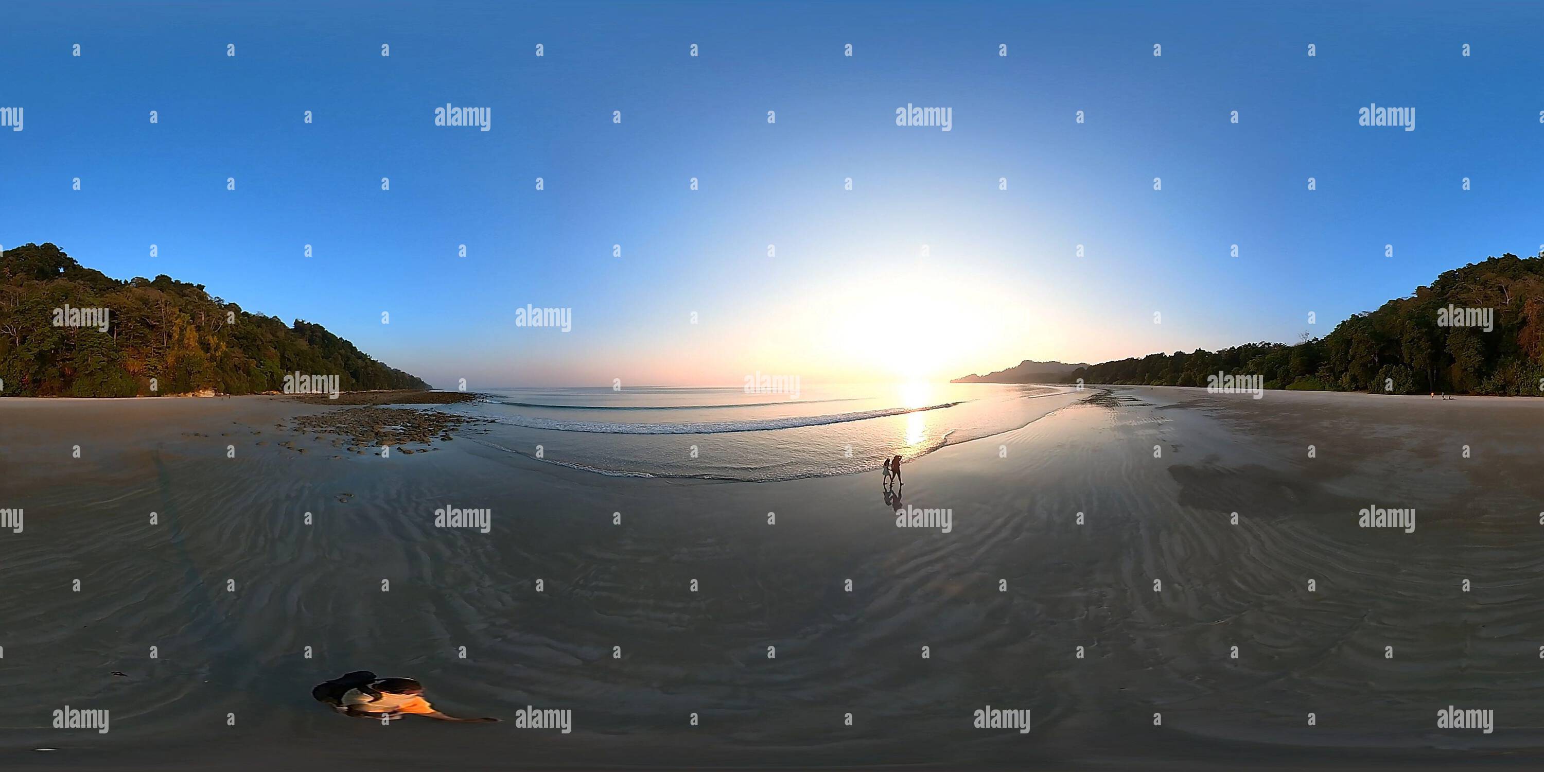 360 Grad Panorama Ansicht von Mutter und Tochter machen einen Spaziergang bei Sonnenuntergang am Havelock Beach, Andaman, mit einem 360-Grad-Blick, der die ruhige Küste und das goldene Abendlicht einfängt