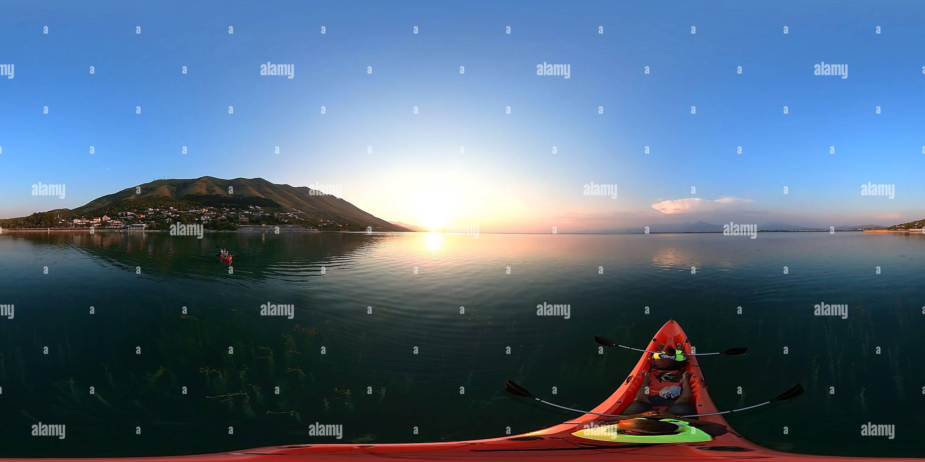 360 Grad Panorama Ansicht von Vater und Sohn Kajak auf dem Shkodra-See in Albanien, kurz vor Sonnenuntergang. Ein 360-Grad-Blick fängt den ruhigen See und das sanfte Abendlicht ein