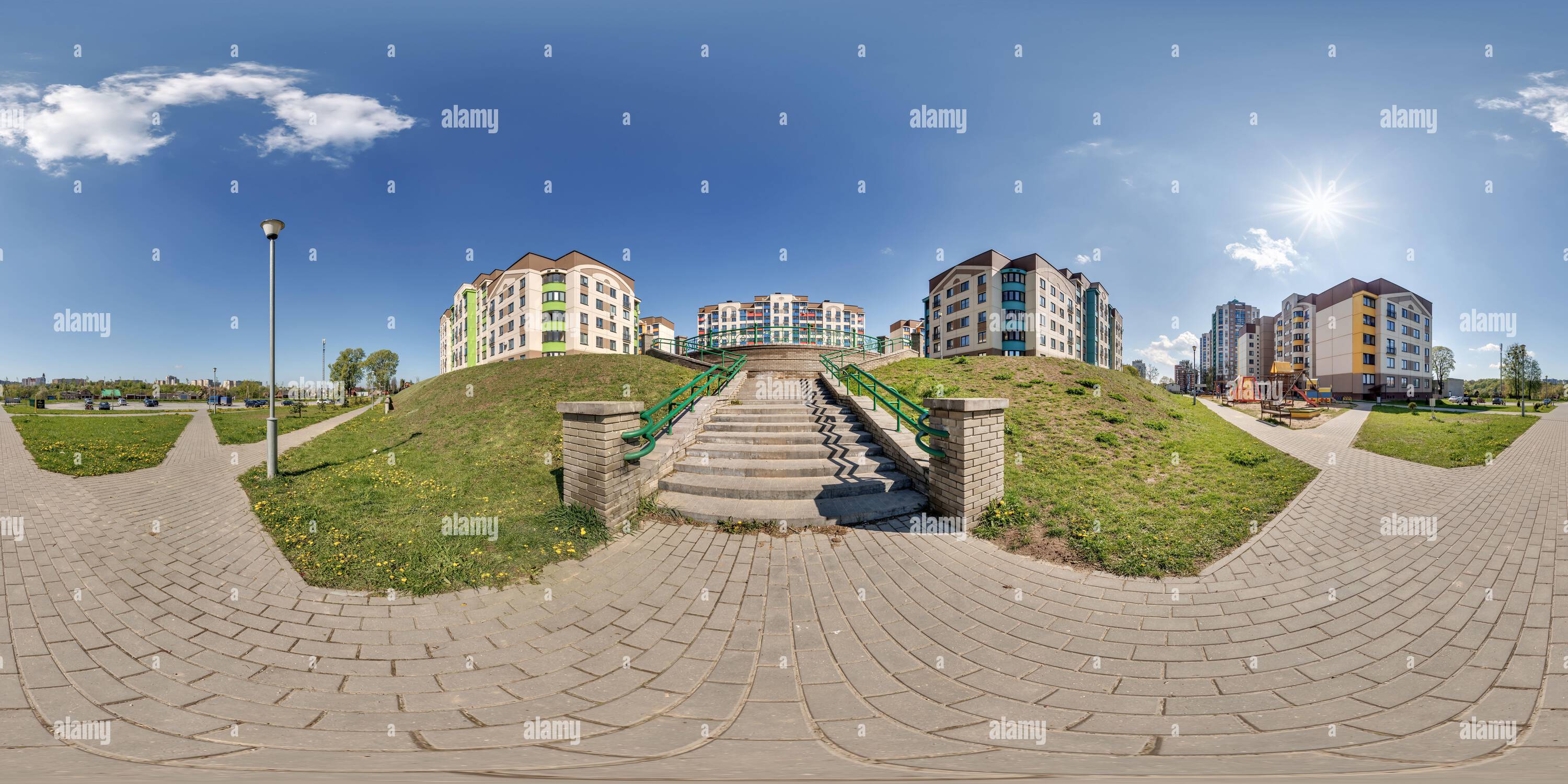 360 Grad Panorama Ansicht von 360 hdri-Panorama in der Mitte eines modernen mehrstöckigen Wohnkomplexes mit mehreren Wohnungen in der Nähe von Treppen der Stadtentwicklung in gleicheckigem nahtlosem sp