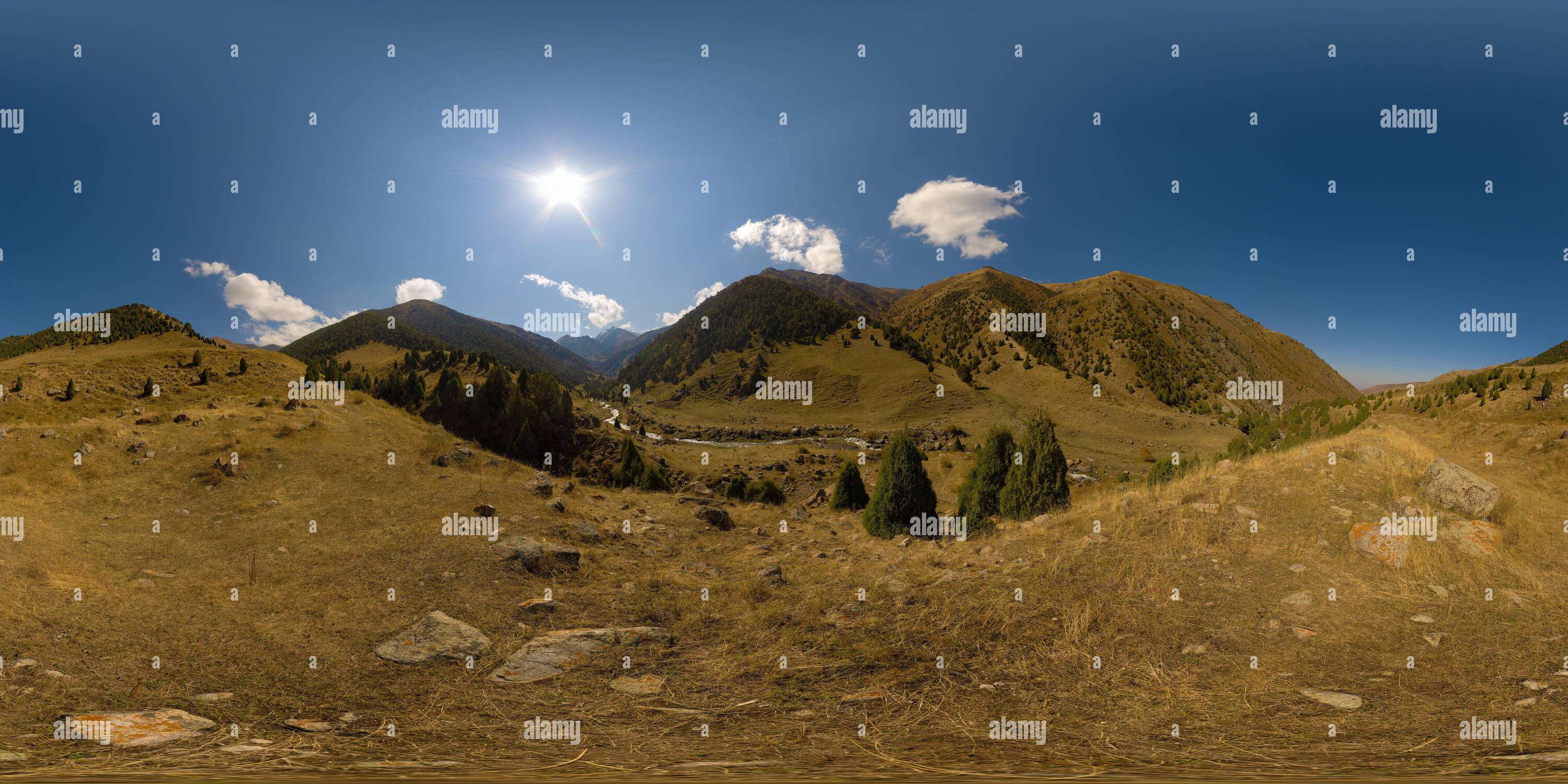 360 Grad Panorama Ansicht von Vollständiges kugelförmiges Panorama des sonnigen Herbsttages in Bergen in gleicheckiger Projektion