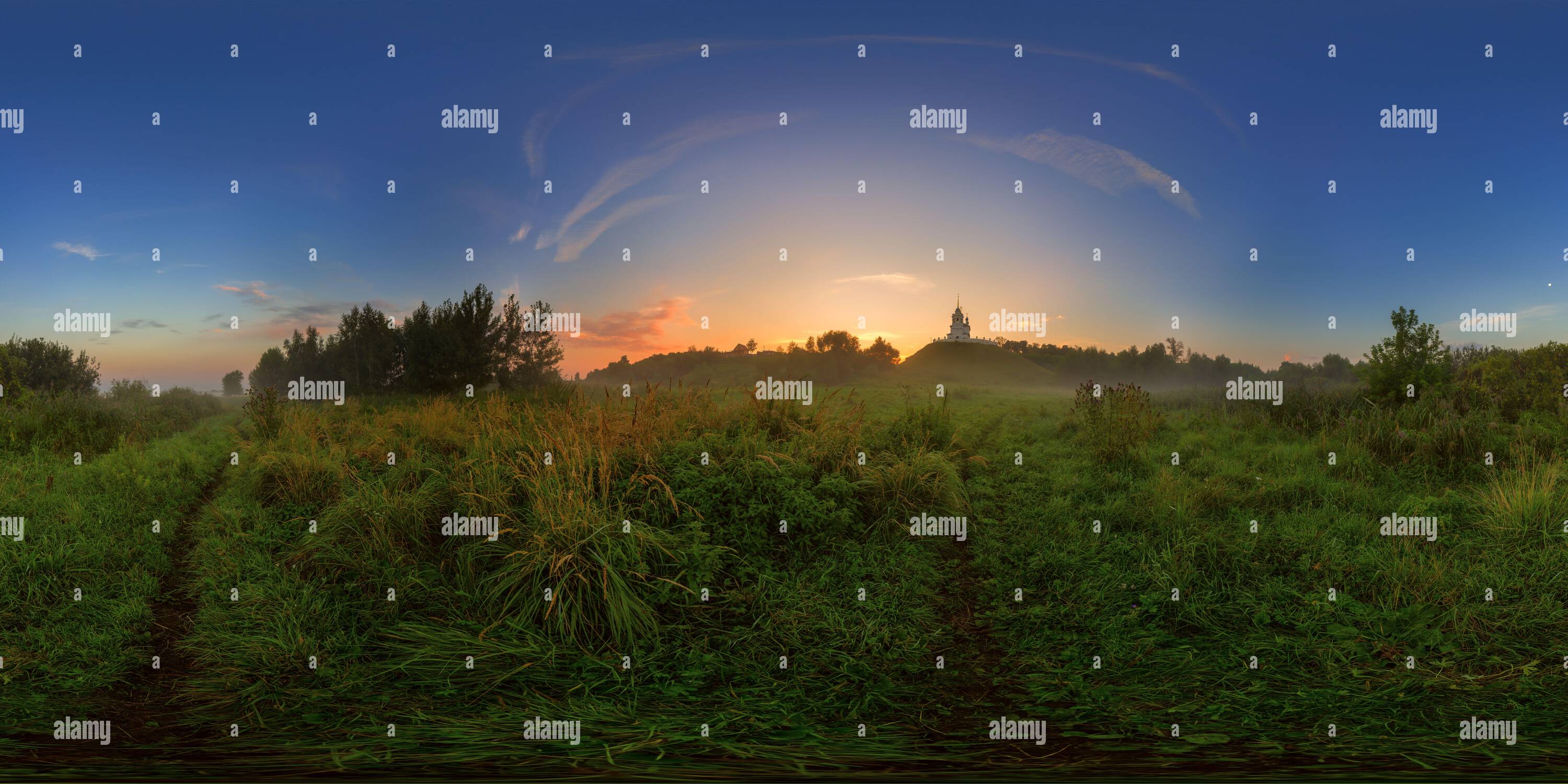 360 Grad Panorama Ansicht von Nebeliger Sonnenaufgang auf der Wiese voller sphärischer Panoramablick. 360 x 180 Grad Blickwinkel bei gleicheckiger Projektion. Kann in der virtuellen Realität oder in 3D-g verwendet werden