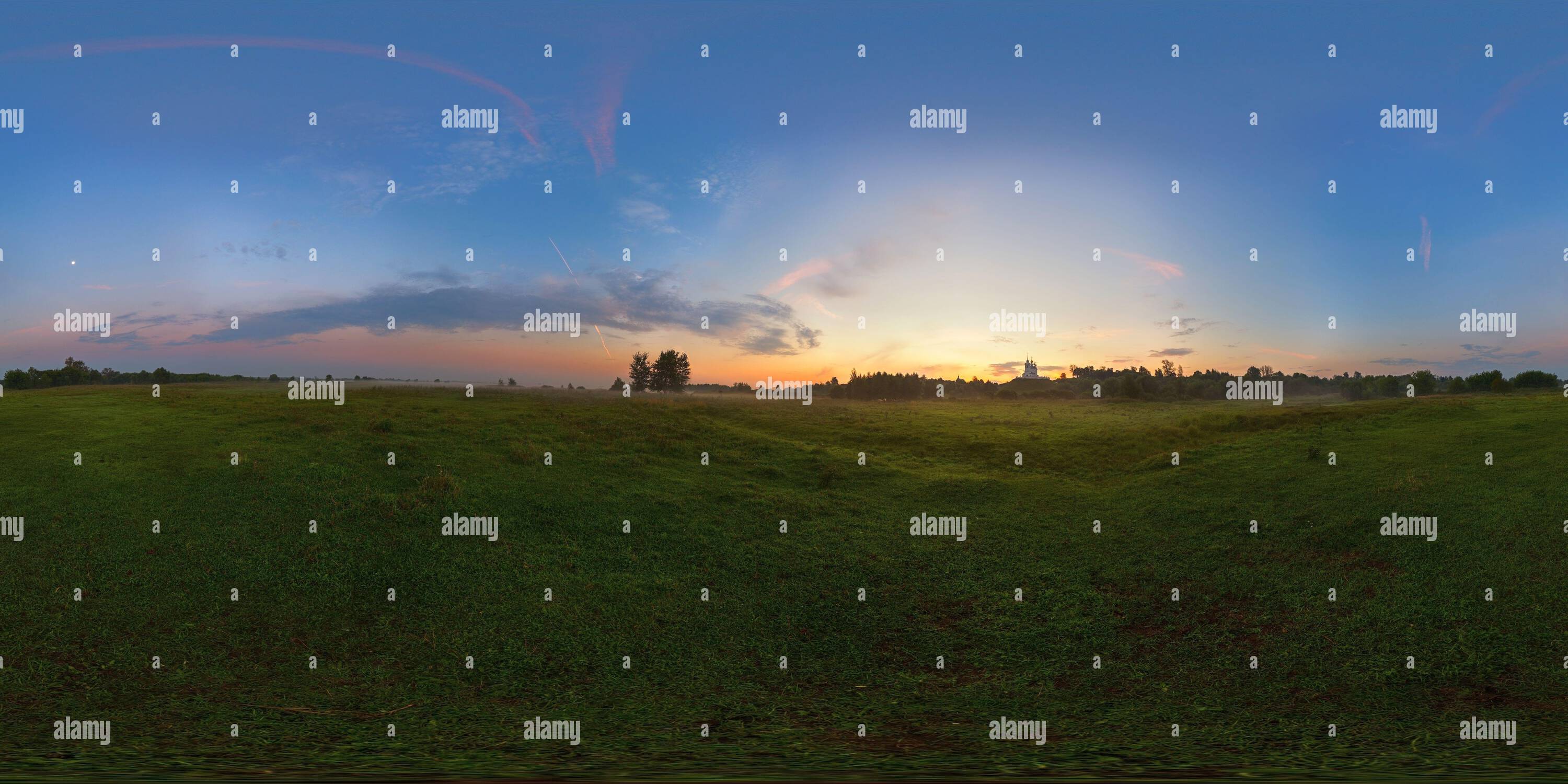 360 Grad Panorama Ansicht von Nebeliger Sonnenaufgang auf der Wiese voller sphärischer Panoramablick. 360 x 180 Grad Blickwinkel bei gleicheckiger Projektion. Kann in der virtuellen Realität oder in 3D-g verwendet werden
