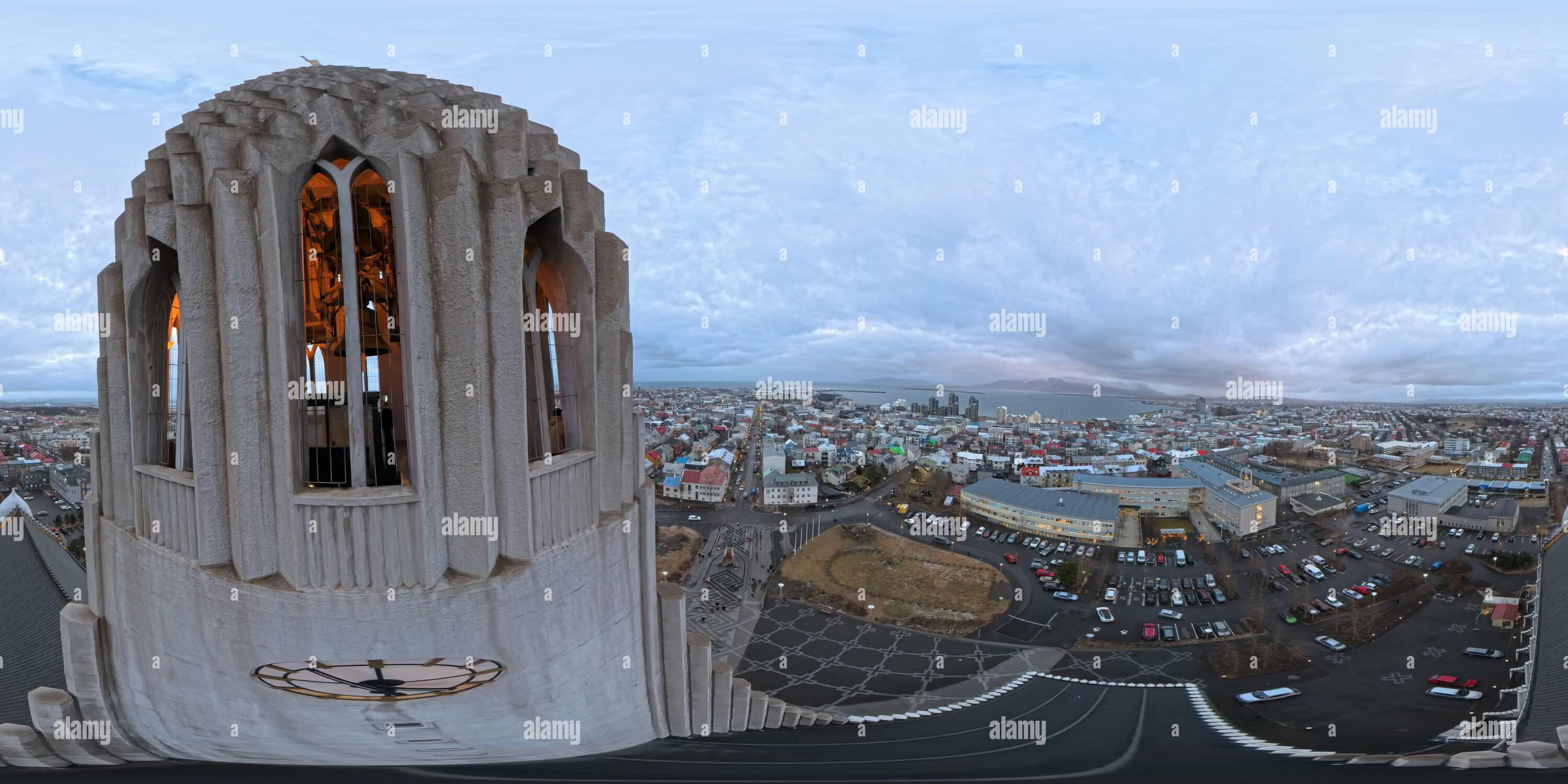 360 Grad Panorama Ansicht von Aerial 360 Äquirechteckiges Foto NE-Ansicht vom Hallgrimskirkja Dom Uhrturm Reykjavik