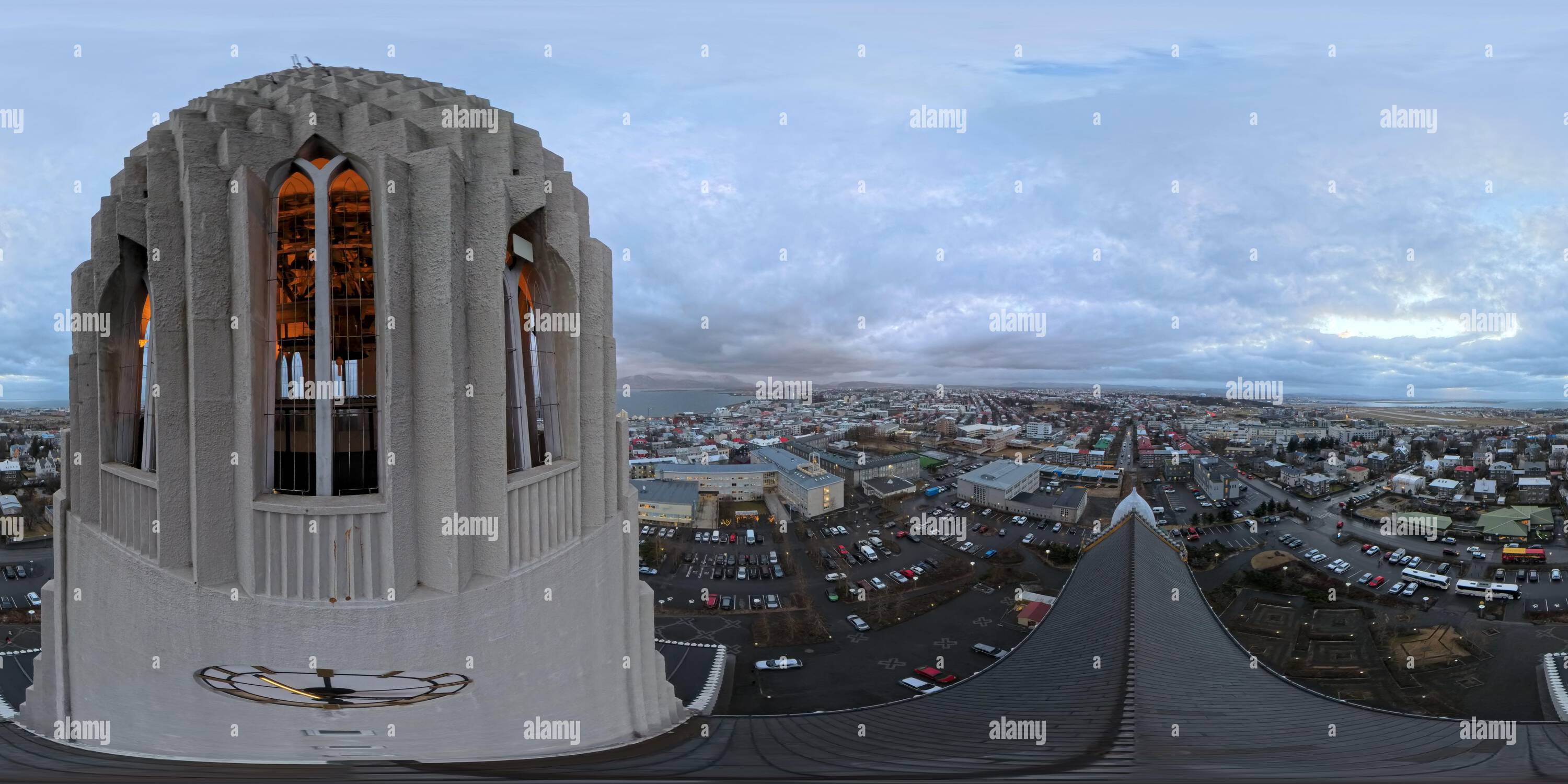 360 Grad Panorama Ansicht von Luftaufnahme 360 Äquirechteckiges Foto SE-Ansicht vom Hallgrimskirkja Dom Uhrturm Reykjavik