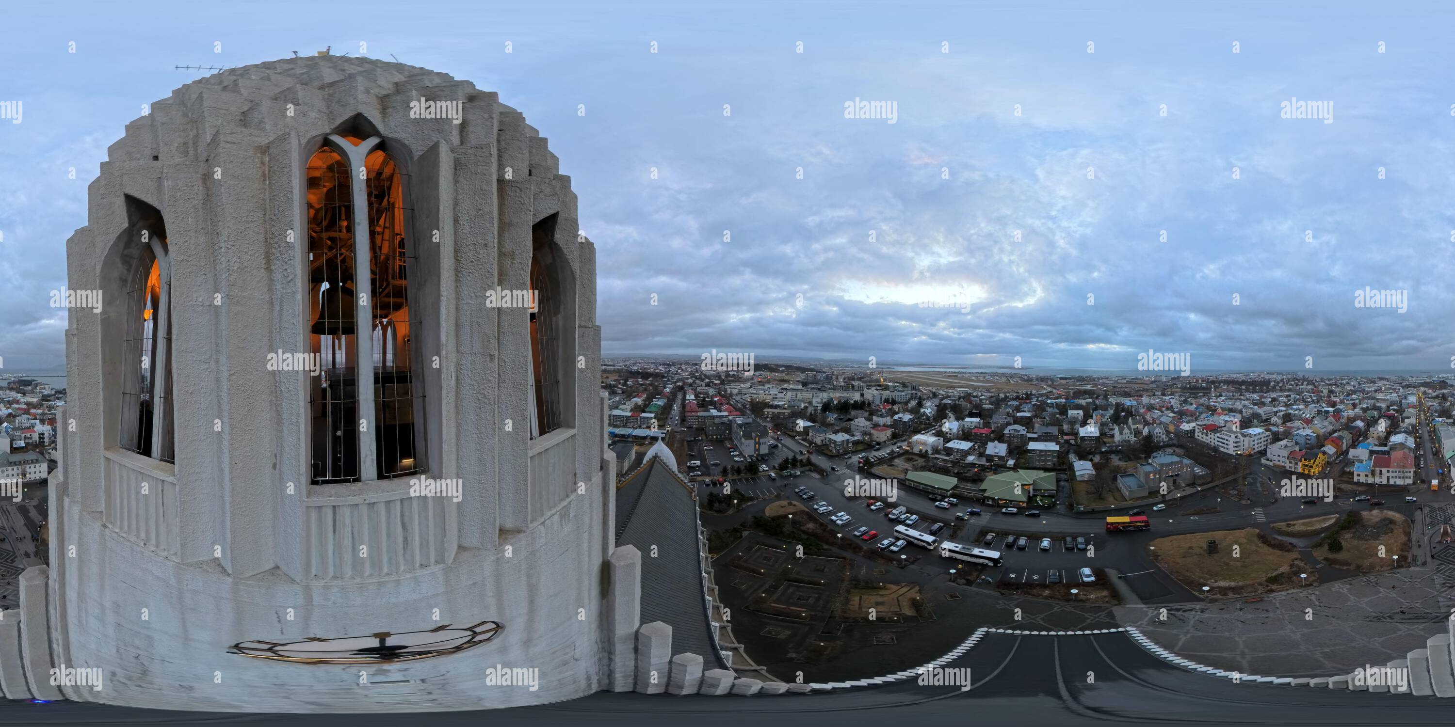 360 Grad Panorama Ansicht von Luftaufnahme 360 SW-Ansicht von Reykjavik Island vom Uhrturm der Hallgrimskirkja Kathedrale 2024