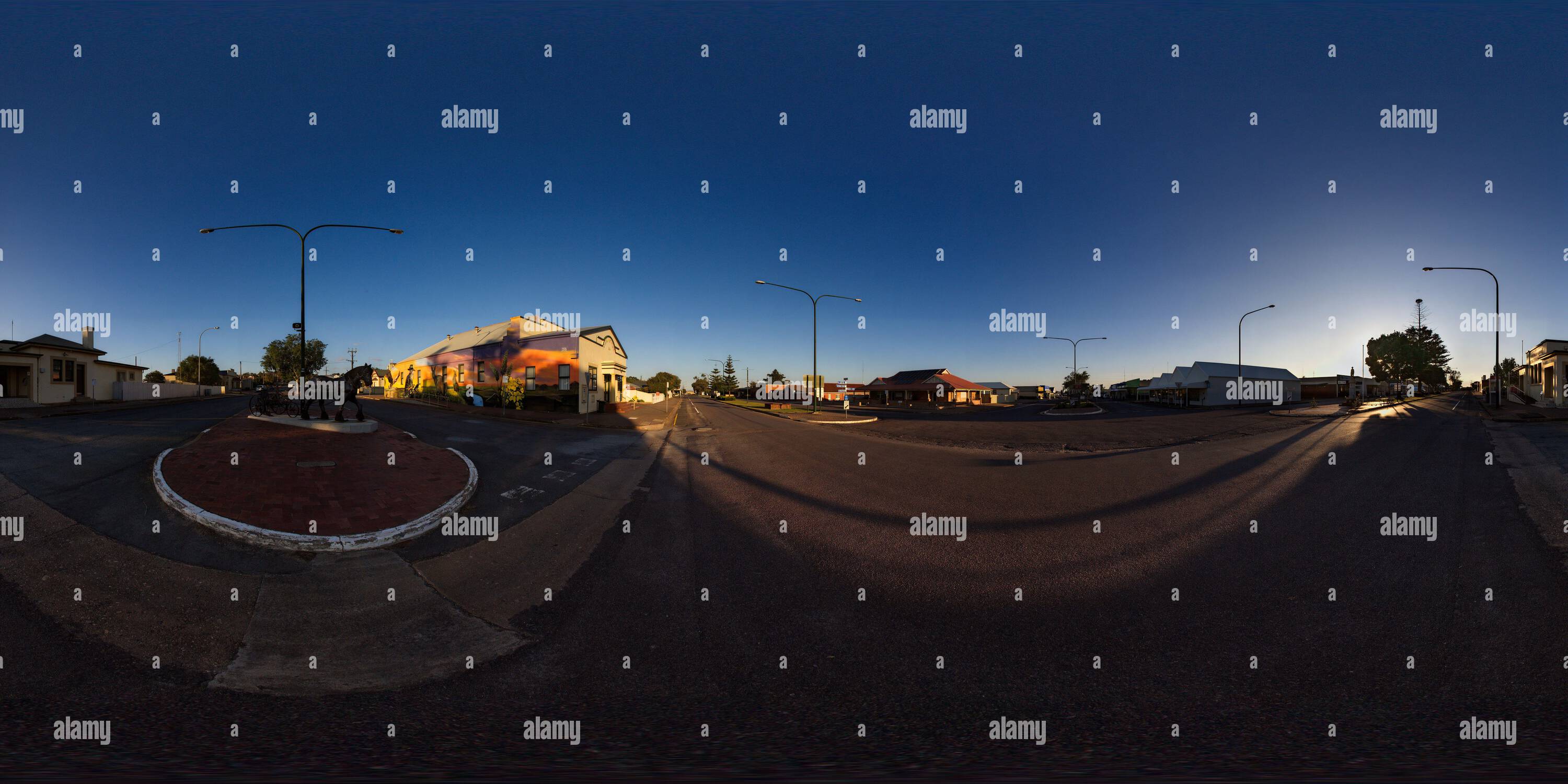 360 Grad Panorama Ansicht von Das 360°-Panorama fängt die ruhige Schönheit von Cleve in South Australia bei Nacht ein. Die Hauptstraße ist in sanftes Licht getaucht und einige Autos parken entlang der Straße