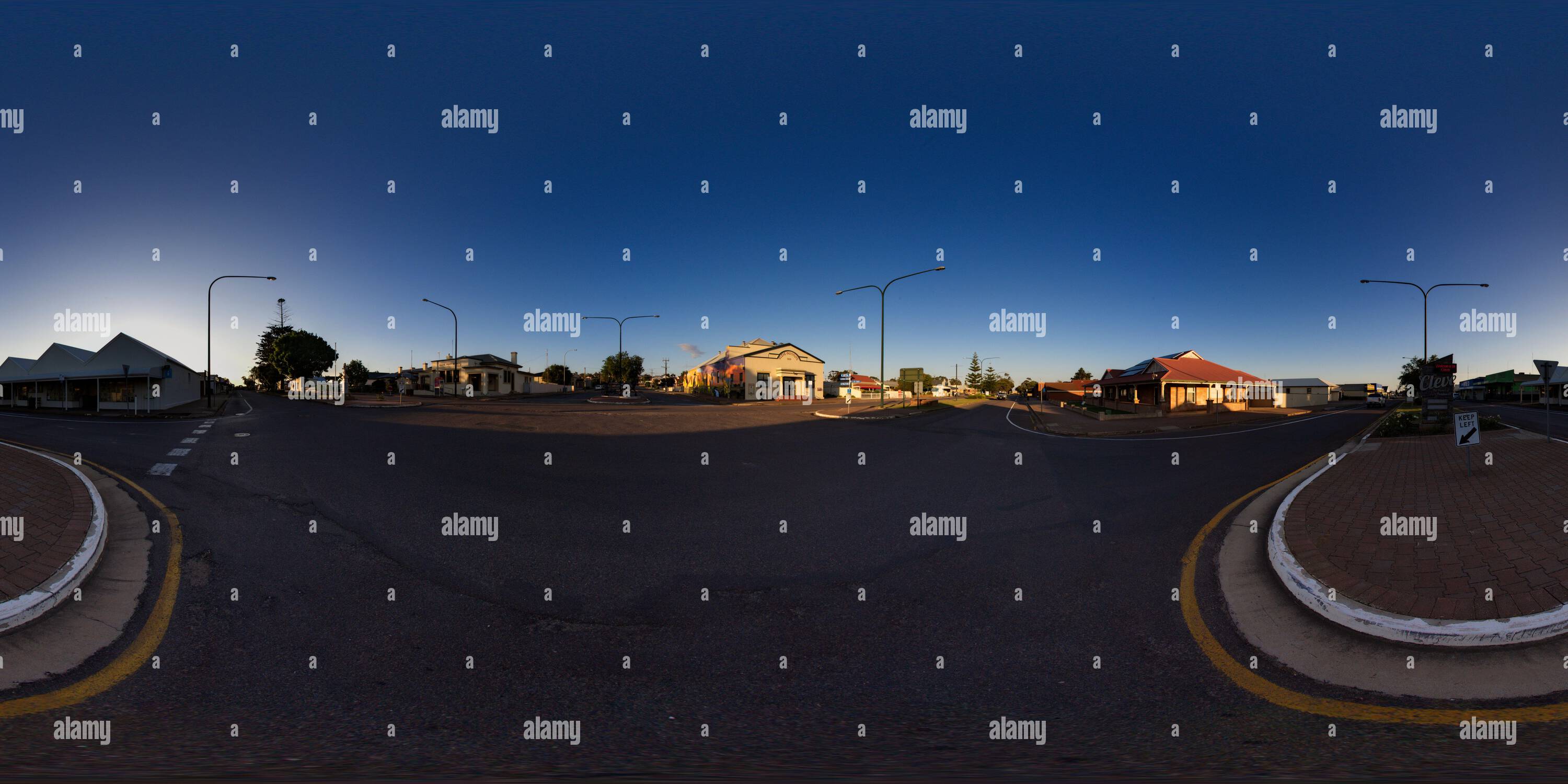 360 Grad Panorama Ansicht von Das 360°-Panorama fängt die ruhige Schönheit von Cleve in South Australia bei Nacht ein. Die Hauptstraße ist in sanftes Licht getaucht und einige Autos parken entlang der Straße