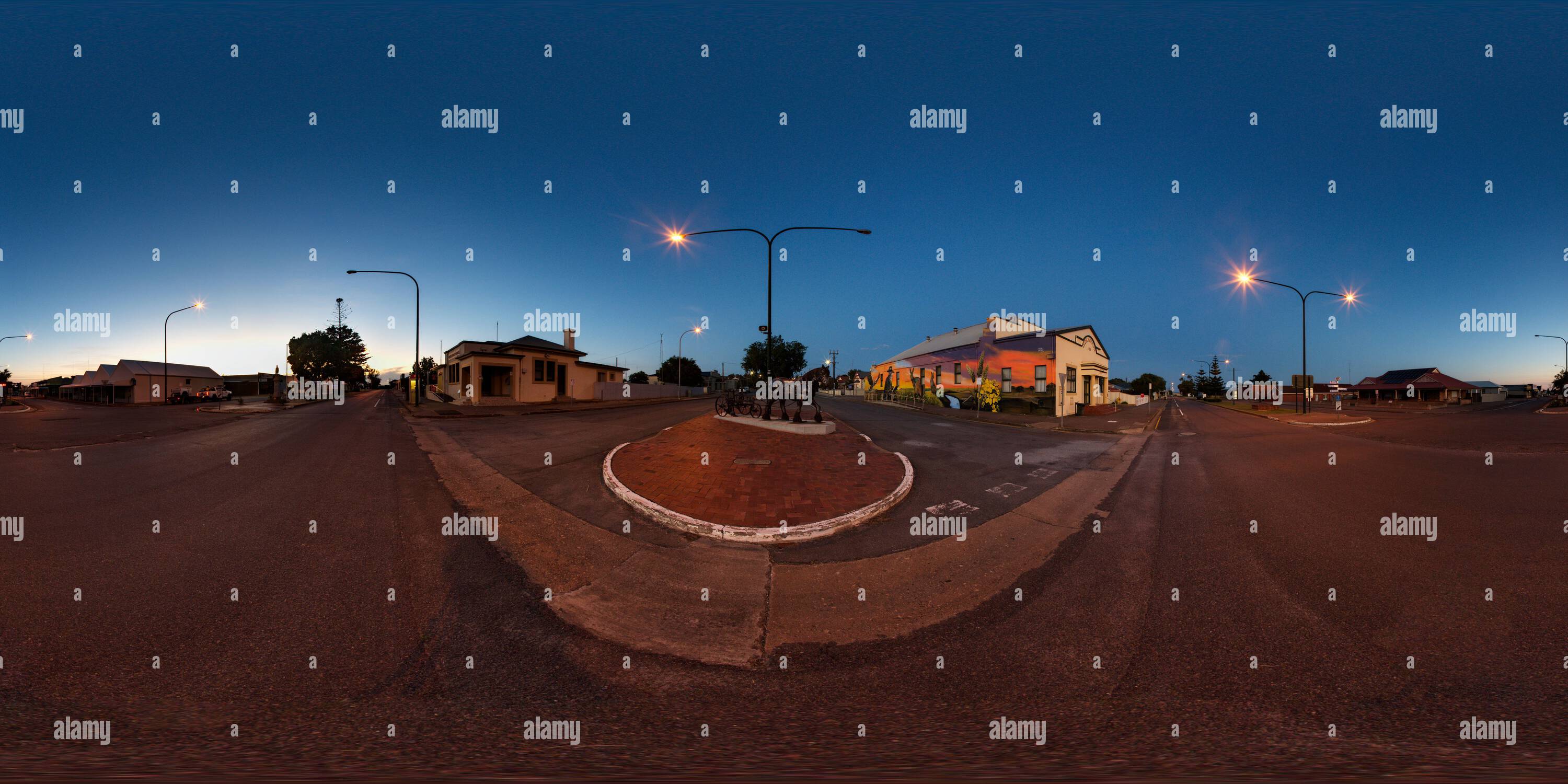 360 Grad Panorama Ansicht von Das 360°-Panorama fängt die ruhige Schönheit von Cleve in South Australia bei Nacht ein. Die Hauptstraße ist in sanftes Licht getaucht und einige Autos parken entlang der Straße