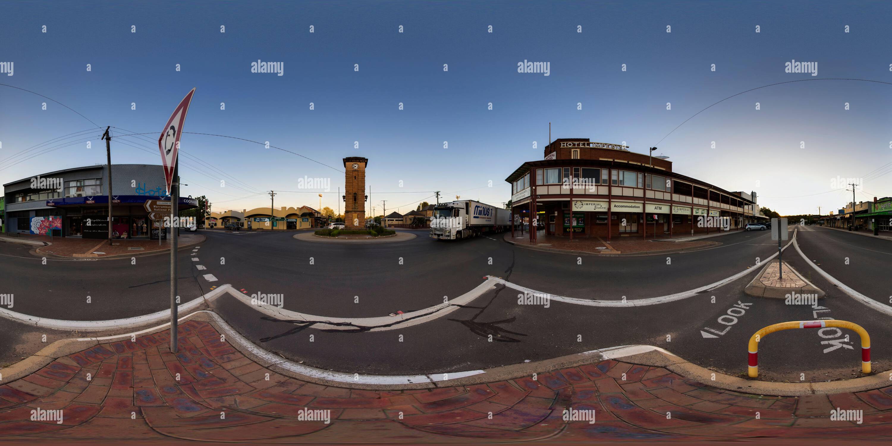 360 Grad Panorama Ansicht von Das Bild zeigt einen Panoramablick auf das Imperial Hotel und das war Memorial aus dem Jahr 360 in Coonabarabran, New South Wales, Australien.