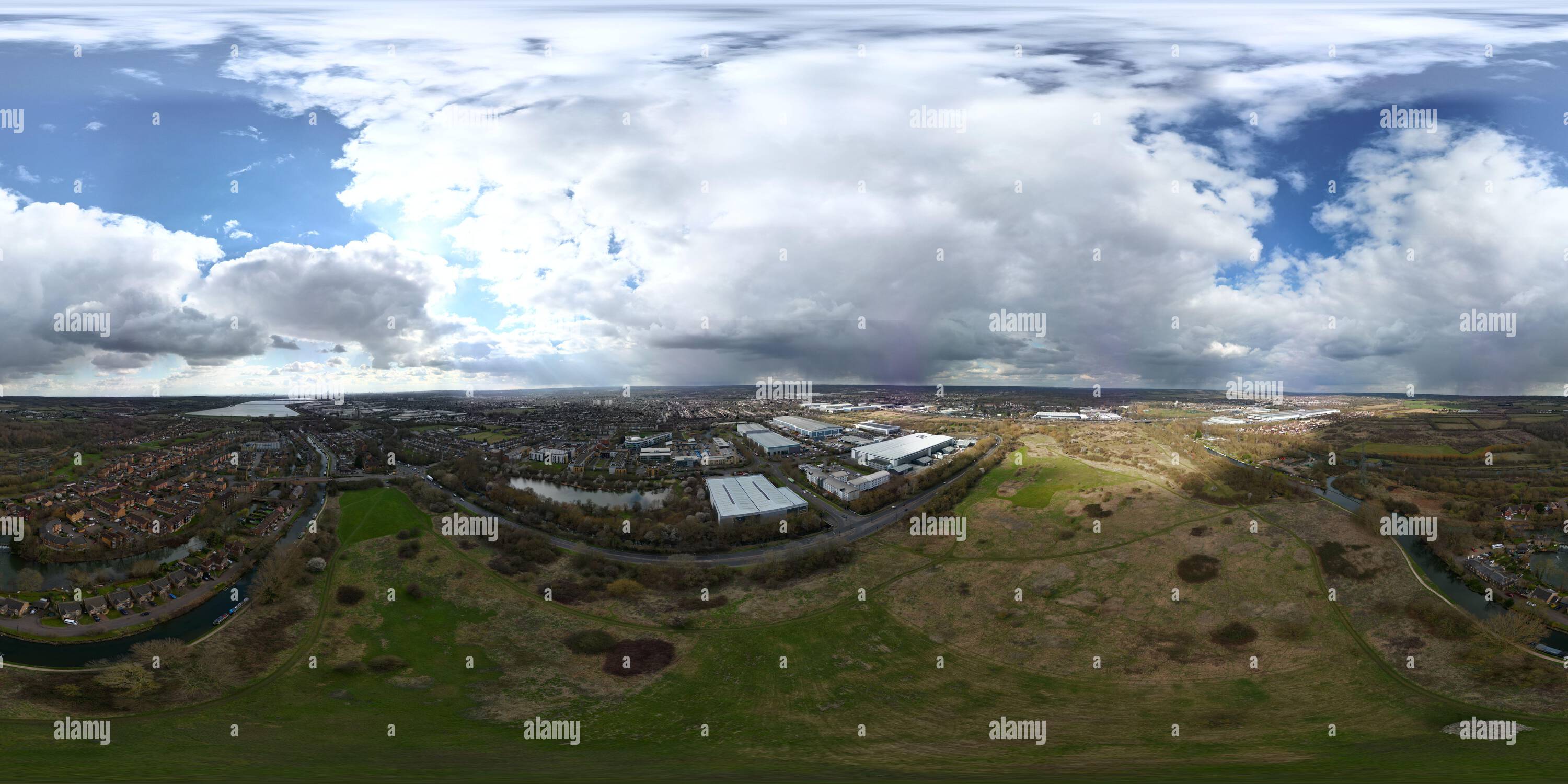 360 Grad Panorama Ansicht von 360-Grad-Luftaufnahme bei Rammey Marsh, Enfield, Großbritannien. Zeigt Enfield Island Village.