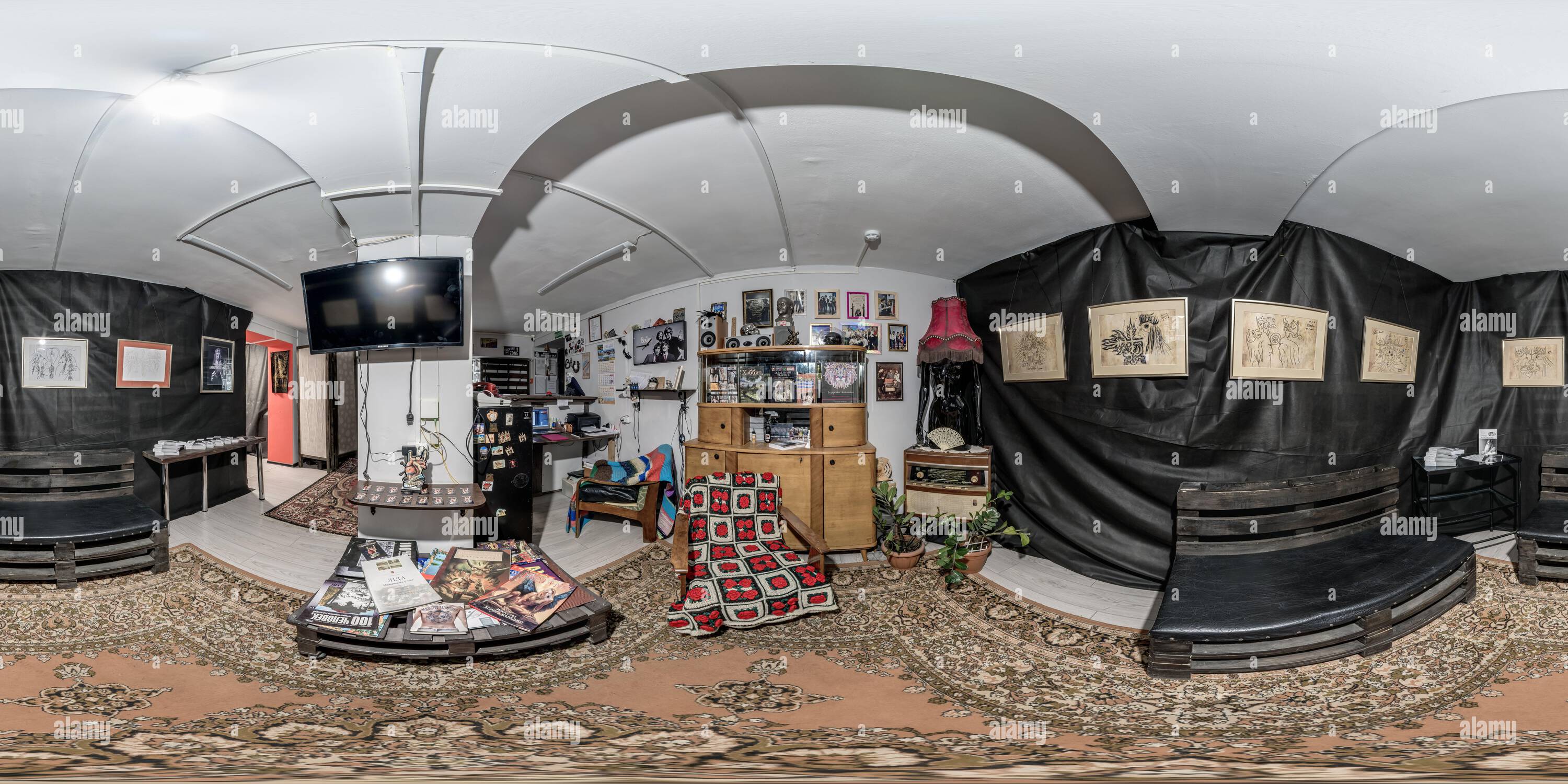360 Grad Panorama Ansicht von MINSK, WEISSRUSSLAND - 3. MAI 2024: Nahtloses sphärisches 360 hdri-Panorama im Inneren des Schwarzraummuseums oder der Galerie mit Scheinwerfern und Bilderrahmen auf W