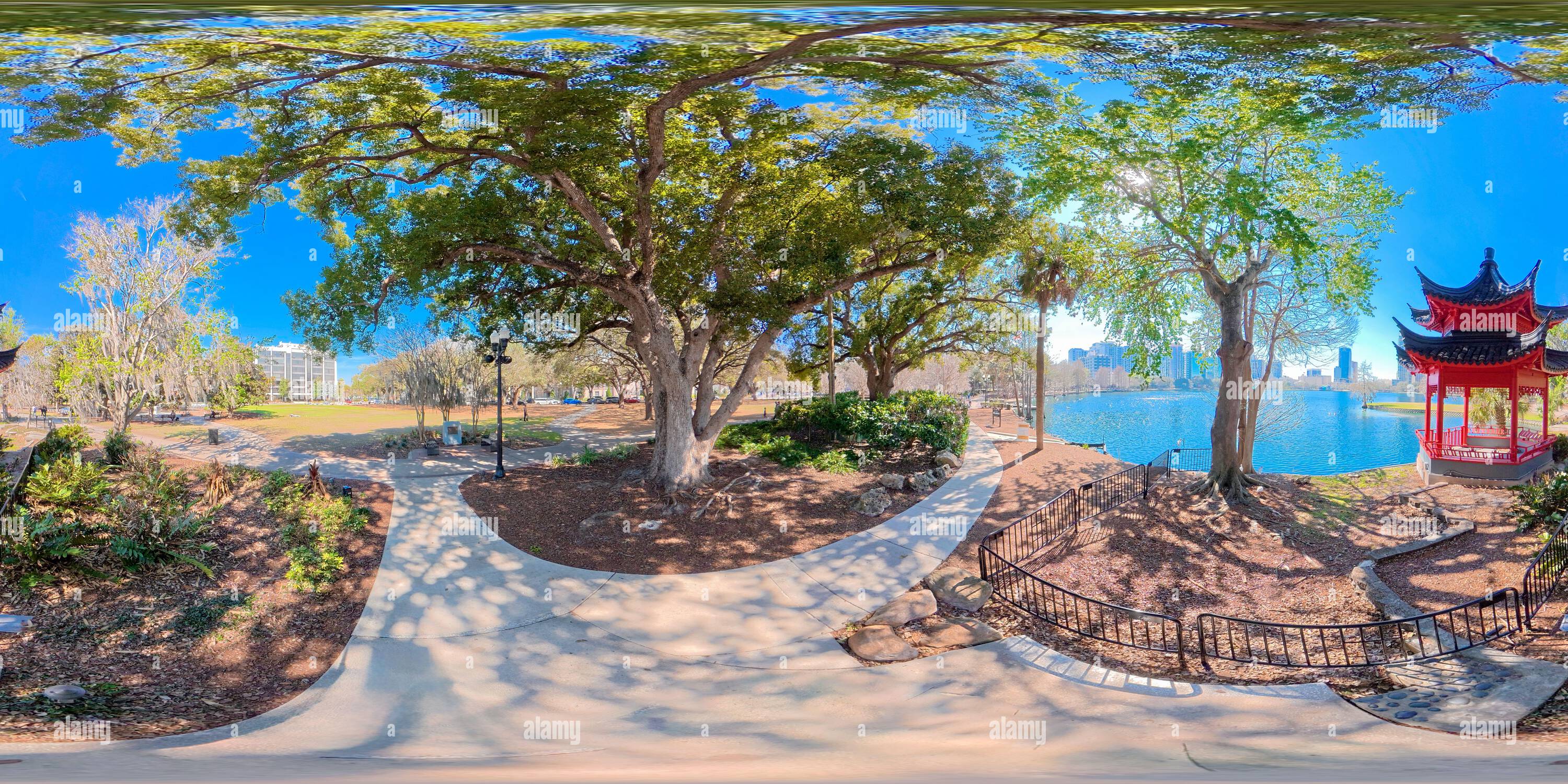 360 Grad Panorama Ansicht von Orlando, FL, USA - 25. Februar 2026: Lake Eola Pagode. 360 gleicheckiges Foto
