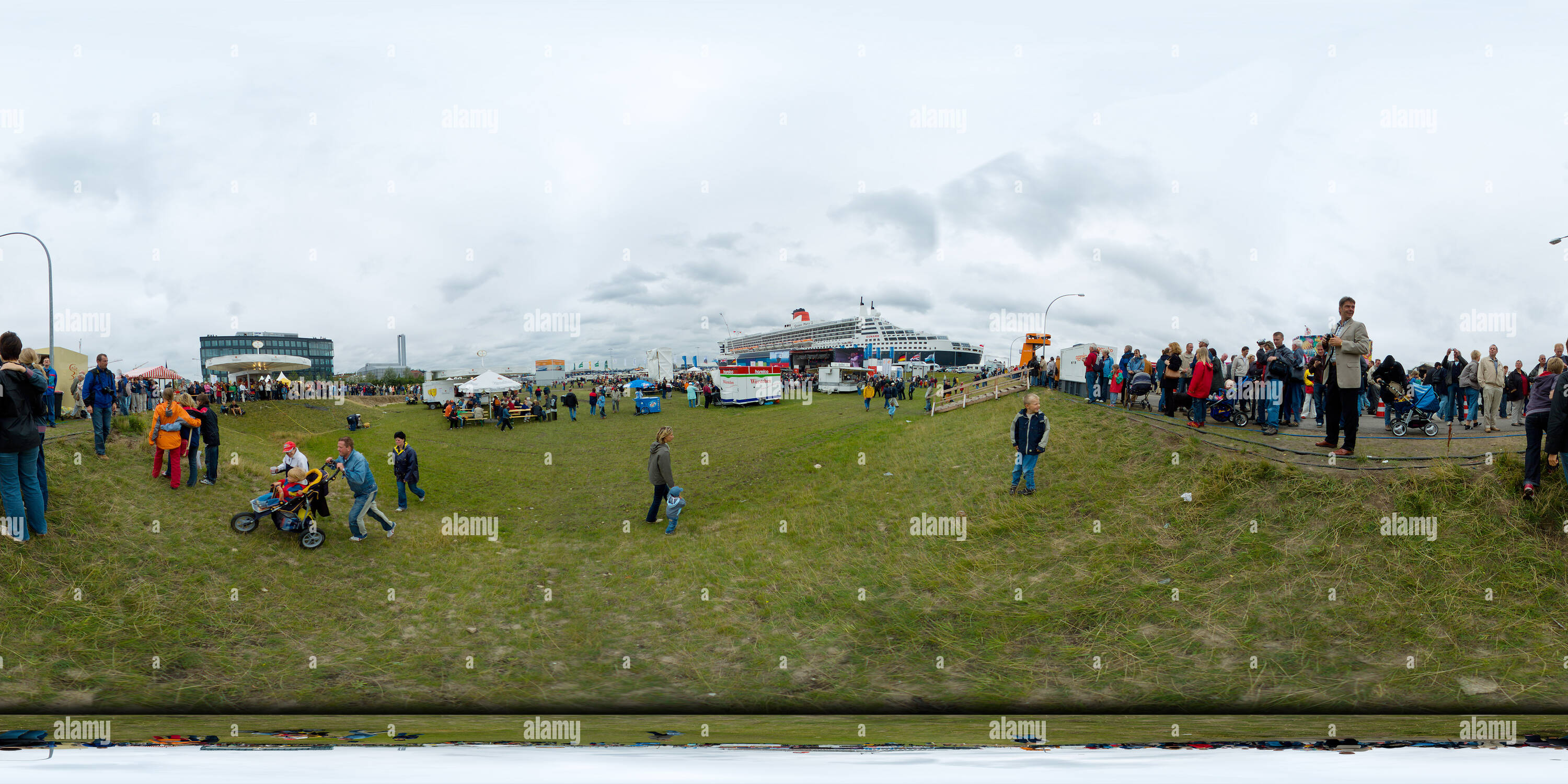 360 Grad Panorama Ansicht von Queen Mary 2 visits Hamburg Cruise Center