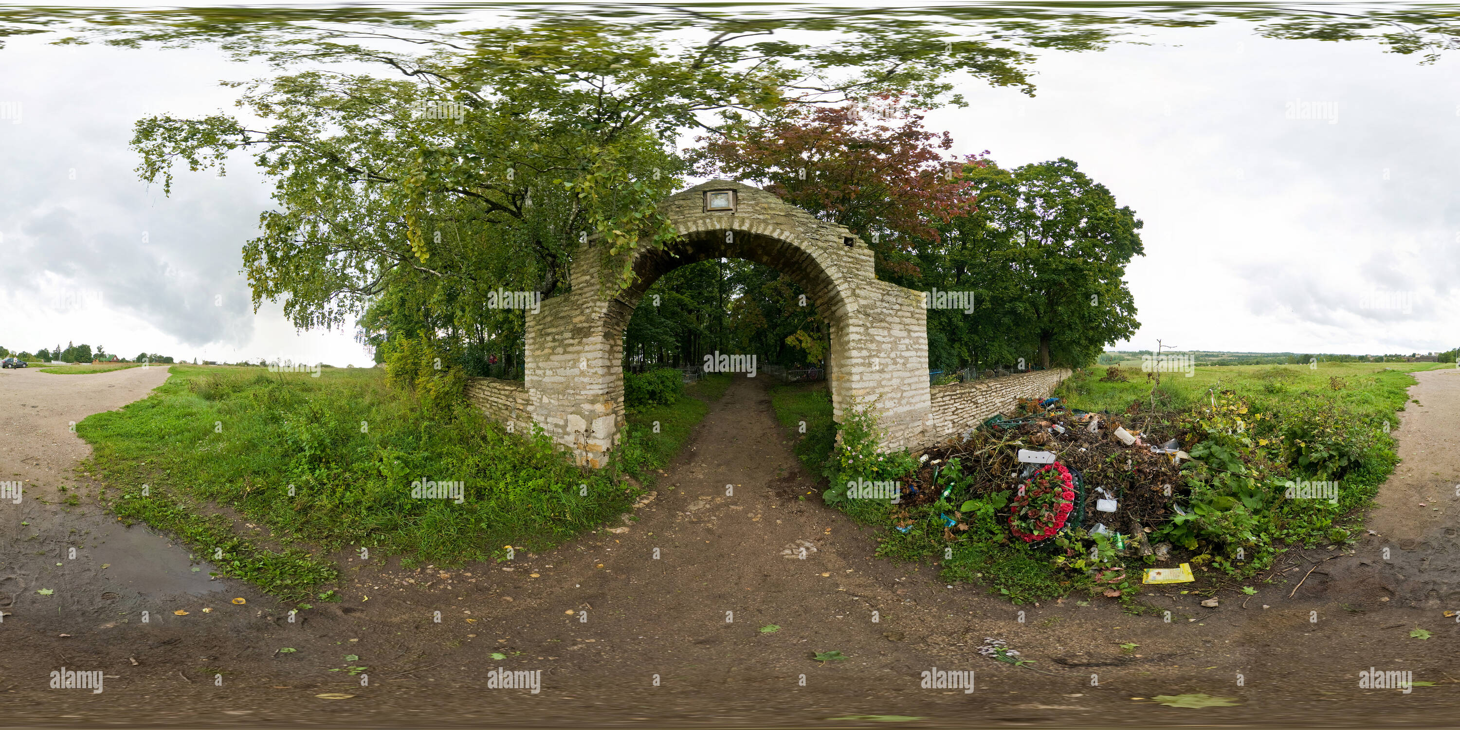 360 Grad Panorama Ansicht von Eingang zum Friedhof Izborsk