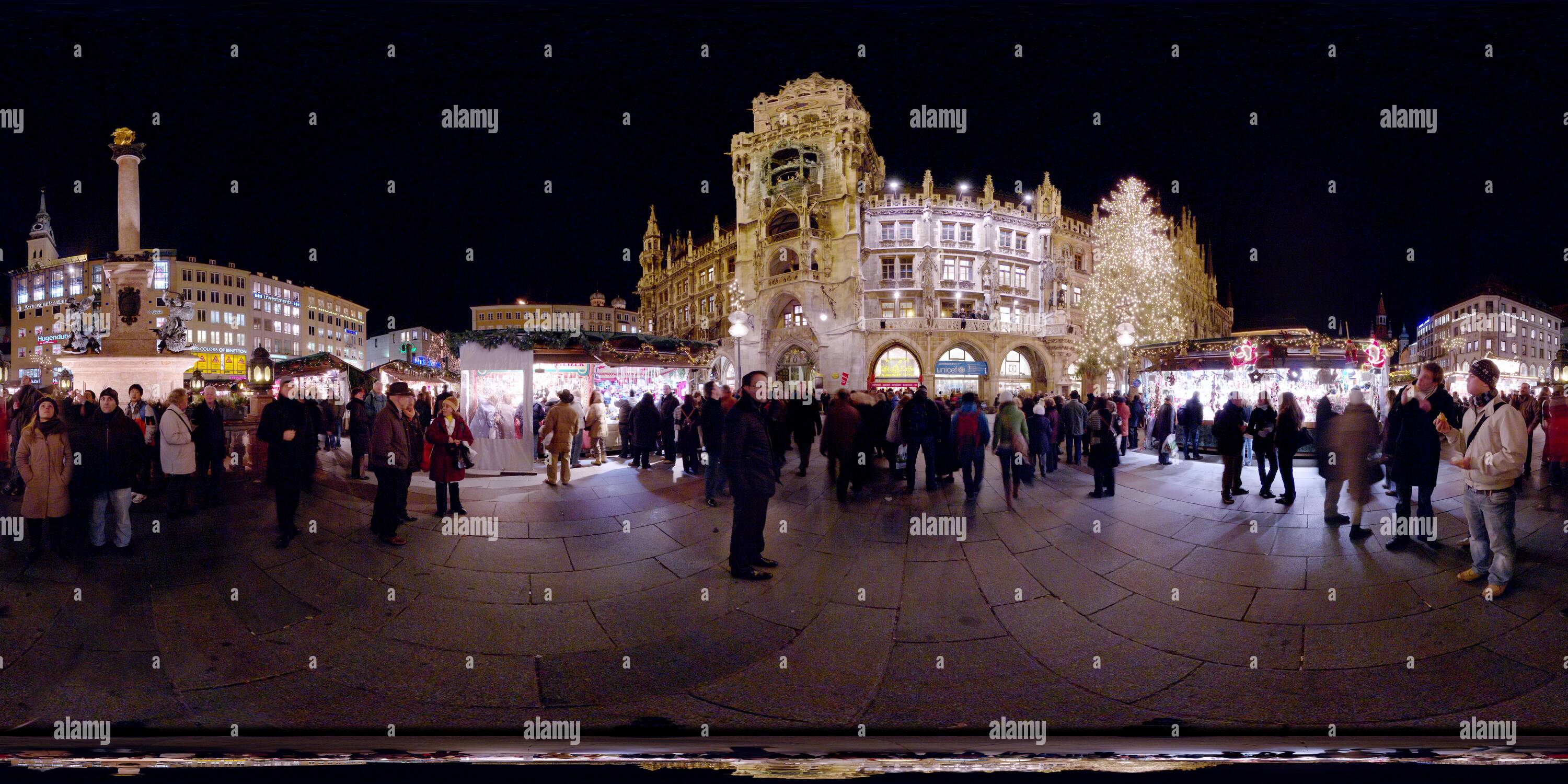 360 Grad Panorama Ansicht von Weihnachtsmarkt bei Nacht