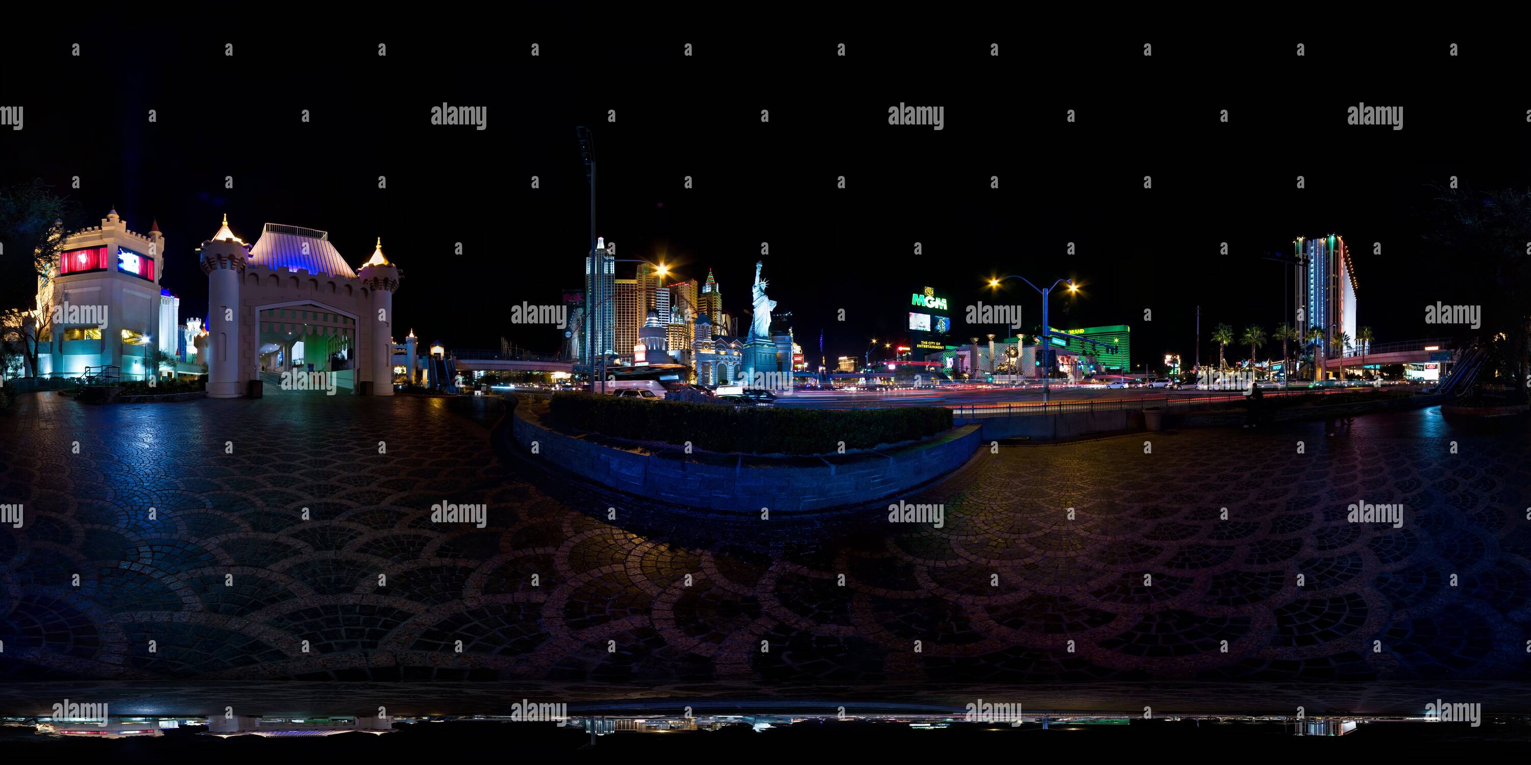 360 Grad Panorama Ansicht von Las Vegas bei Nacht: Ecke der Tropicana Avenue und dem Las Vegas Boulevard