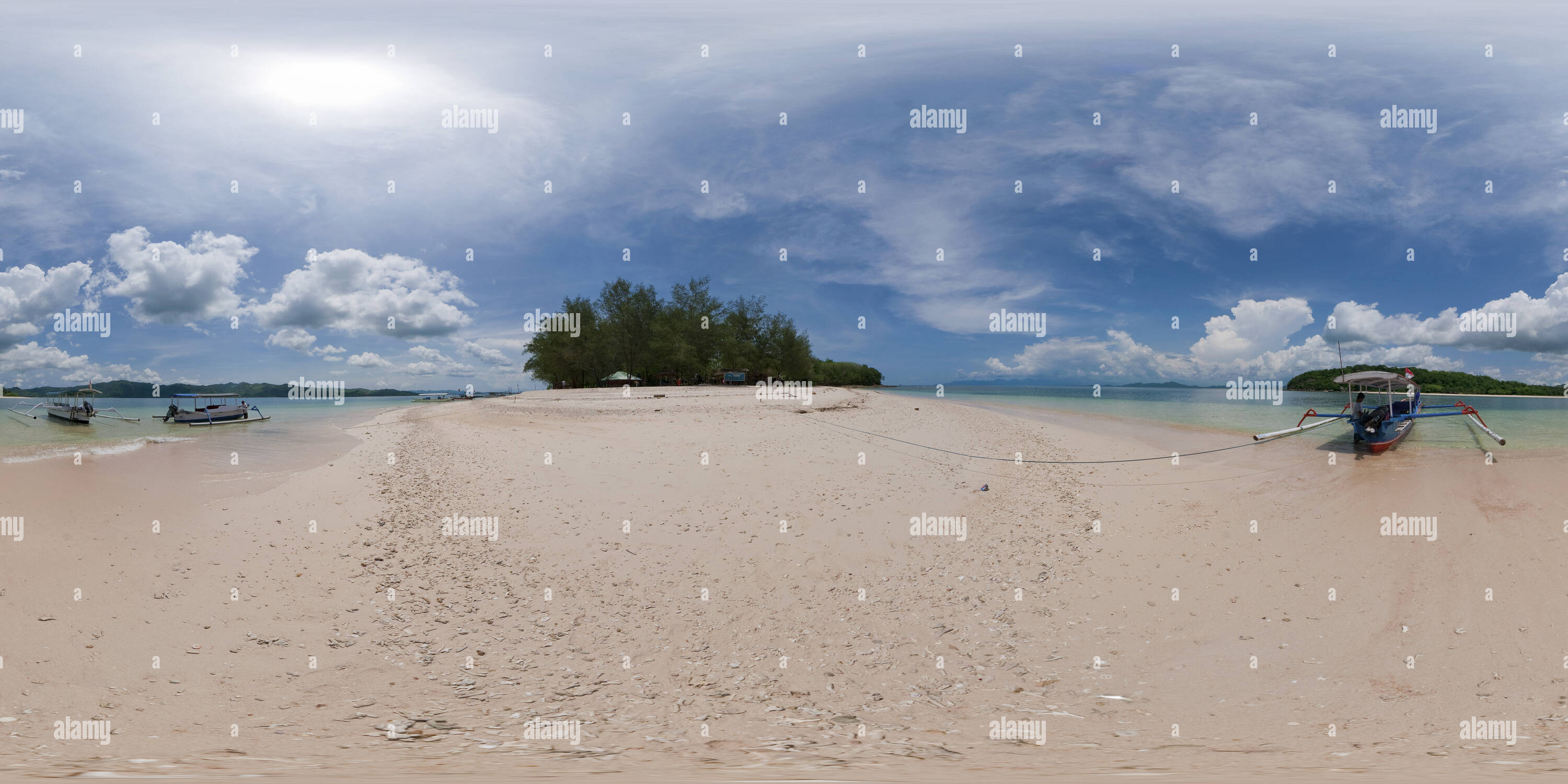 360 Grad Panorama Ansicht von Boote an der Küste von Gili Nanggu.