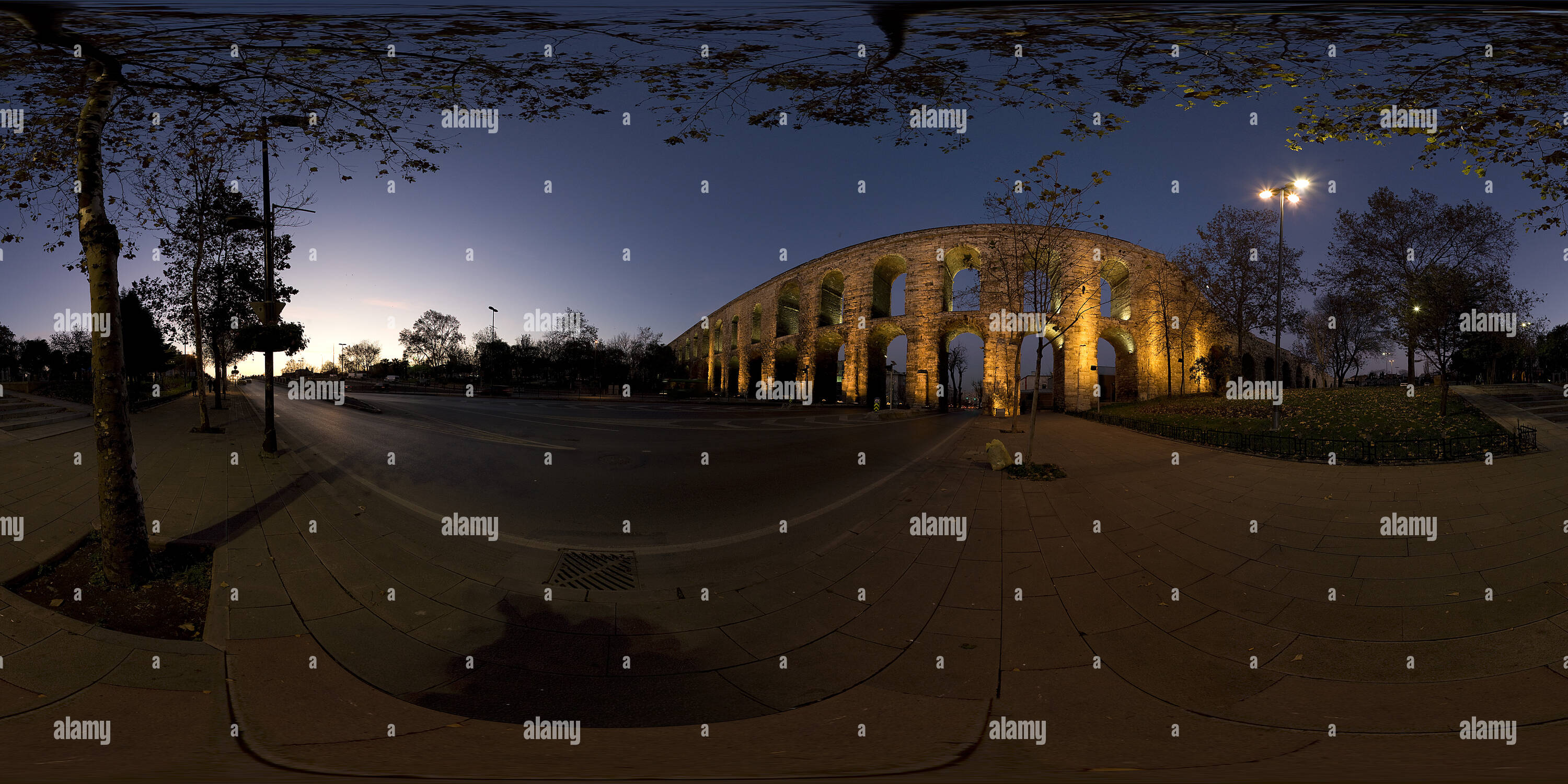 360 Grad Panorama Ansicht von Sarachane Valens aquaduct bei Nacht