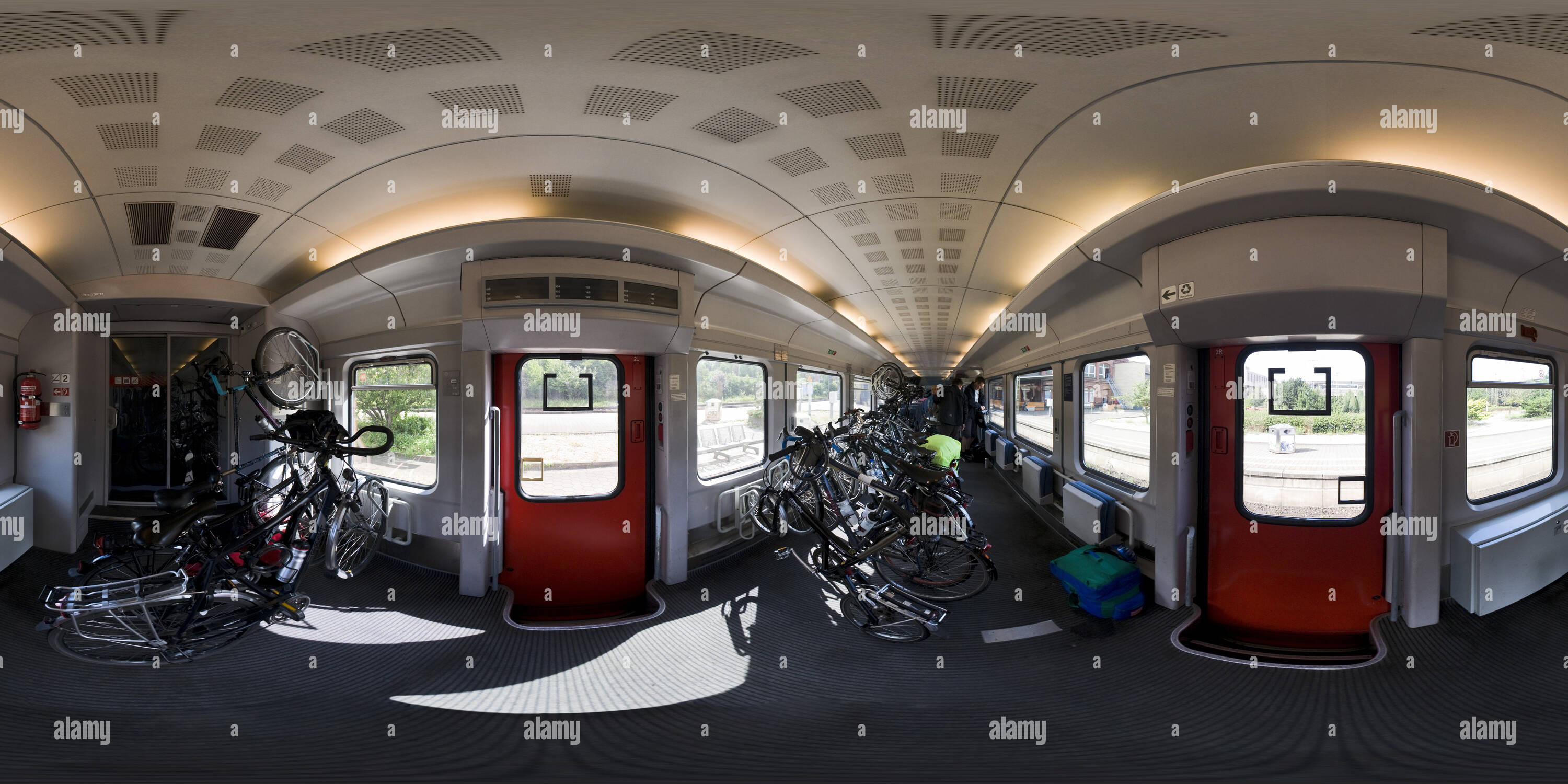 360 Grad Panorama Ansicht von Intercity Steuerwagen mit Fahrradabteil