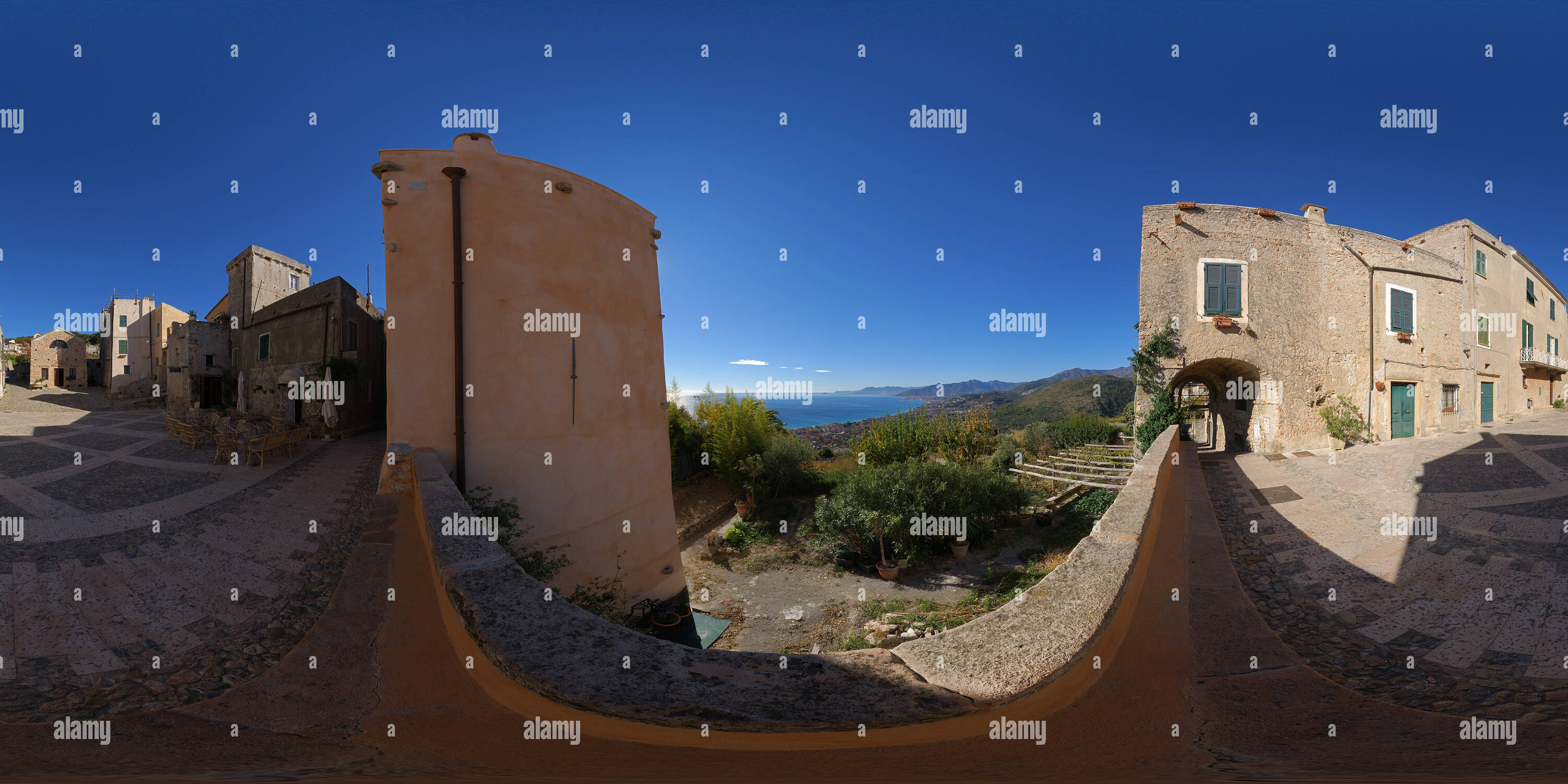 360 Grad Panorama Ansicht von Piazza Sant'Agostino, Verezzi-Piazza