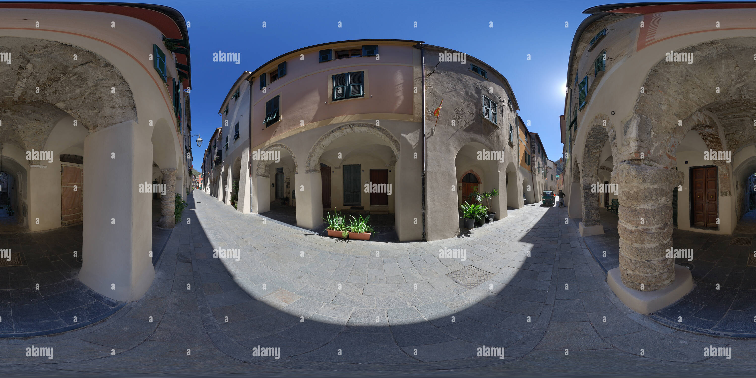 360 Grad Panorama Ansicht von Zuccarello, mittelalterliche Stadt - Hauptstraße