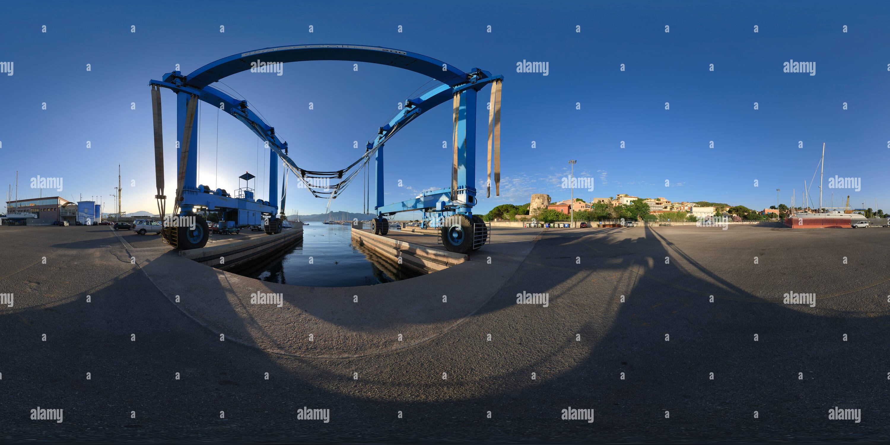 360 Grad Panorama Ansicht von Arbatax Hafen, große fahrbare Kran